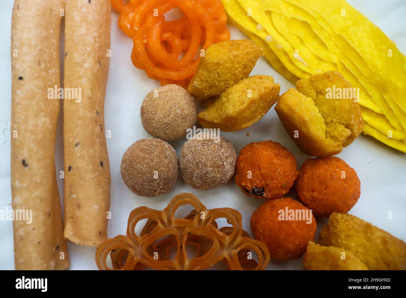 Kerala traditionelle Cookies achappam kuzhalappam Süßigkeiten jilebi laddu Stockfoto