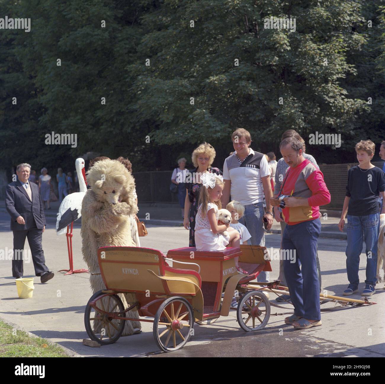 Krynica-Zdrój 08,1987. Turyœci na Bulwarach Dietla. uu PAP/Jerzy Ochoñski Dok³adny dzieñ wydarzenia nieustalony. Krynica-Zdroj August 1987. Touristen in Dietl's Boulverad. uu PAP/Jerzy Ochonski Termin unbekannt. Stockfoto