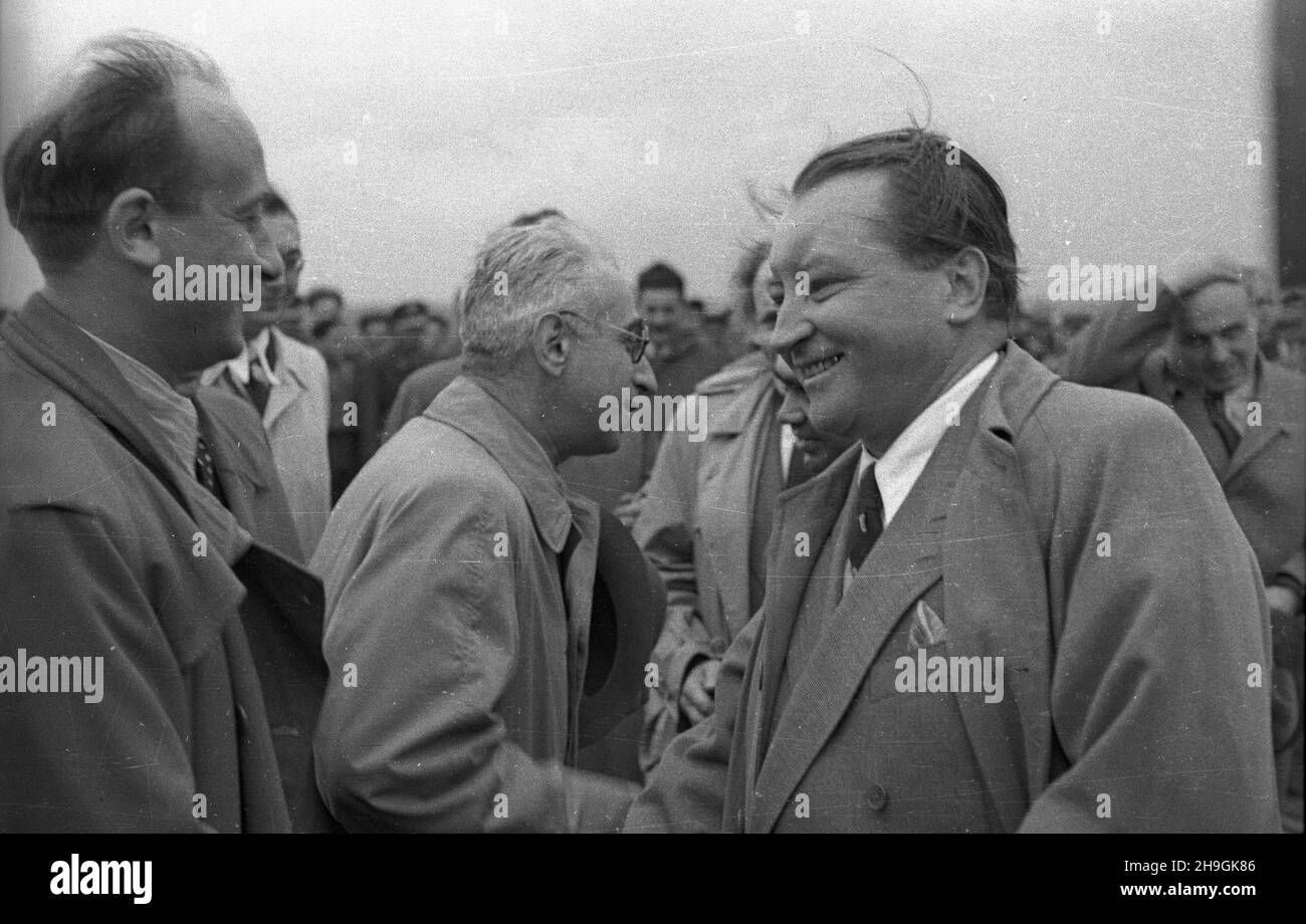 Warszawa, 1948-06-25. Konferenzcja Ministrów Spraw Zagranicznych oœmiu pañstw na temat decyzji Konferenzcji Londyñskiej w krawie Niemiec, z udzia³em ministrów spraw zagranicznych: Wiaczes³aw Mo³otow (ZSRR), Erik Molnar (Wêgry), Stanoje Simic (Jugos³awia), Vladimir Clementis (Czechos³owacja), Anna Pauker (Rumunia), Wasil Kolarow (Bu³garia), Enver Hod¿A (Albanien), Zygmunt Modzelewski (Polska). NZ. po¿egnanie zagranicznych goœci na lotnisku Okêcie, Clementis (Centralnie P), rzecznik MSZ Wiktor Grosz (L), Sekretarz Generalny MSZ Stefan Wierb³owski (C). uu PAP Warschau, 25. Juni 1948. Ein Confere Stockfoto