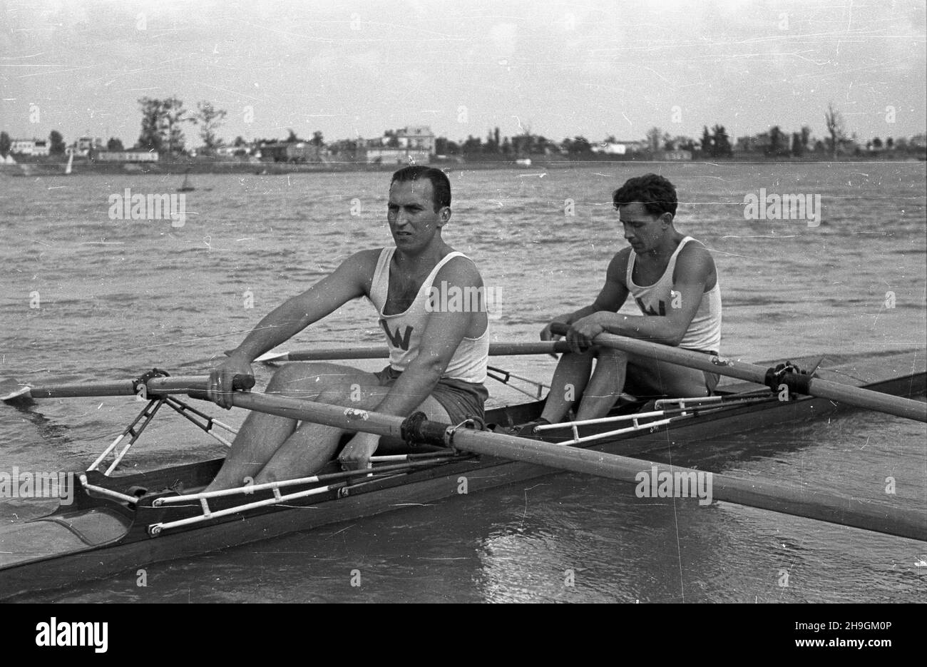 Warszawa, 1948-06-27. Regaty na Wiœle zorganizowane z okazji jubileuszu siedemdziesiêciolecia istnienia Warszawskiego Towarzystwa Wioœlarskiego. W obchodach wziêli udzia³ m.in. prezes WTW Jerzy Loth jako jeden z sêdziów zawodów obok S. Kopczyñskiego i S. Architówny. NZ. Zawodnicy dwójki mêskiej wyœcigowej. uu PAP Warschau, 27. Juni 1948. Eine Regatta auf der Weichsel, die anlässlich des 70th. Jahrestages der Warschauer Rudergesellschaft (WTW) organisiert wurde. WTW-Präsident Jerzy Loth war Richter bei der Veranstaltung, zusammen mit S. Kopczynskiego und S. Architowna. Bild: Ein Männerpaar. uu PAP Stockfoto