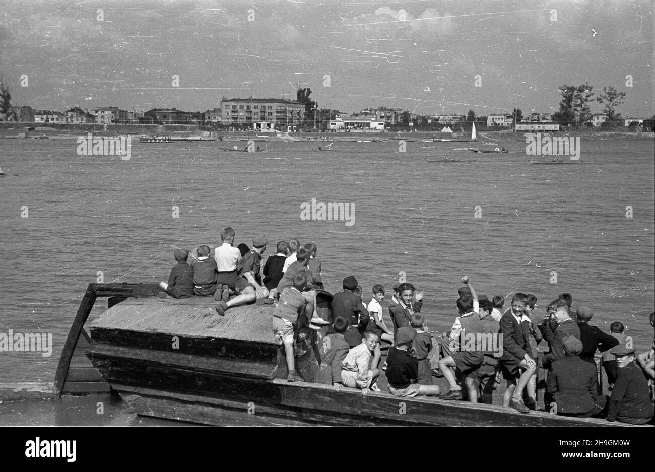 Warszawa, 1948-06-27. Regaty na Wiœle zorganizowane z okazji jubileuszu siedemdziesiêciolecia istnienia Warszawskiego Towarzystwa Wioœlarskiego. W obchodach wziêli udzia³ m.in. prezes WTW Jerzy Loth jako jeden z sêdziów zawodów obok S. Kopczyñskiego i S. Architówny. uu PAP Warschau, 27. Juni 1948. Eine Regatta auf der Weichsel, die anlässlich des 70th. Jahrestages der Warschauer Rudergesellschaft (WTW) organisiert wurde. WTW-Präsident Jerzy Loth war Richter bei der Veranstaltung, zusammen mit S. Kopczynskiego und S. Architowna. uu PAP Stockfoto