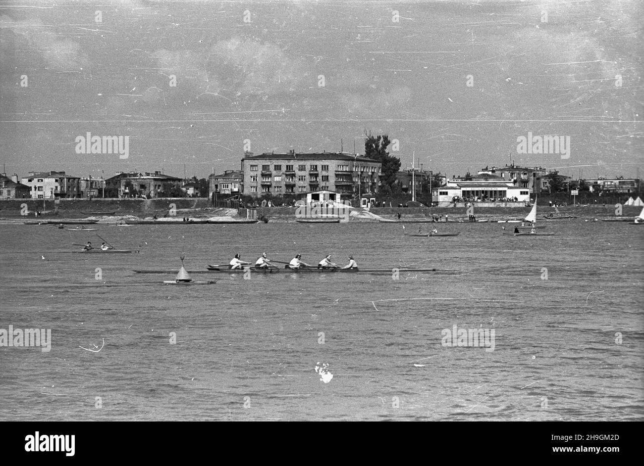 Warszawa, 1948-06-27. Regaty na Wiœle zorganizowane z okazji jubileuszu siedemdziesiêciolecia istnienia Warszawskiego Towarzystwa Wioœlarskiego. W obchodach wziêli udzia³ m.in. prezes WTW Jerzy Loth jako jeden z sêdziów zawodów obok S. Kopczyñskiego i S. Architówny. uu PAP Warschau, 27. Juni 1948. Eine Regatta auf der Weichsel, die anlässlich des 70th. Jahrestages der Warschauer Rudergesellschaft (WTW) organisiert wurde. WTW-Präsident Jerzy Loth war Richter bei der Veranstaltung, zusammen mit S. Kopczynskiego und S. Architowna. uu PAP Stockfoto