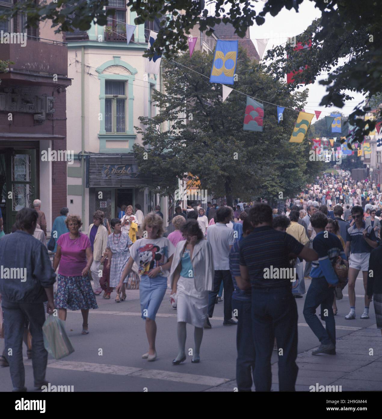 Sopot 08,1987. Ulica Bohaterów Monte Cassino - g³ówny deptak miasta tzw. Monciak. uu PAP/Maciej Musia³ Dok³adny dzieñ wydarzenia nieustalony. Sopot, August 1987. Monte Cassino Heroes Avenue, das Haupteinkaufszentrum in Sopot. uu PAP/Maciej Musial Veranstaltungstag unbekannt Stockfoto