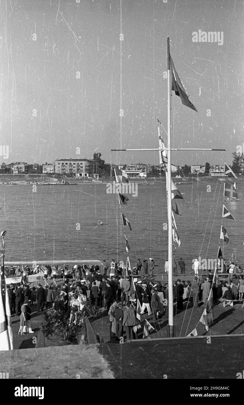 Warszawa, 1948-06-27. Regaty na Wiœle zorganizowane z okazji jubileuszu siedemdziesiêciolecia istnienia Warszawskiego Towarzystwa Wioœlarskiego. W obchodach wziêli udzia³ m.in. prezes WTW Jerzy Loth jako jeden z sêdziów zawodów obok S. Kopczyñskiego i S. Architówny. NZ. przystañ WTW. uu PAP Warschau, 27. Juni 1948. Eine Regatta auf der Weichsel, die anlässlich des 70th. Jahrestages der Warschauer Rudergesellschaft (WTW) organisiert wurde. WTW-Präsident Jerzy Loth war Richter bei der Veranstaltung, zusammen mit S. Kopczynskiego und S. Architowna. Bild: WTW Marina. uu PAP Stockfoto