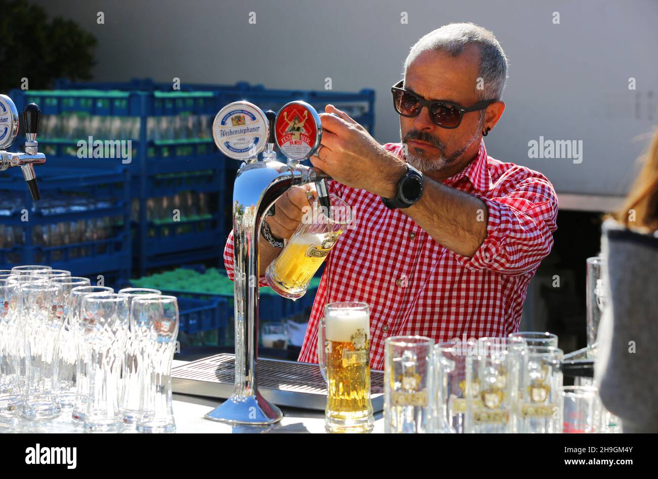 Biergarten, Meran, Kurstadt, Weinfest, Trachtenfest, Mann füllt Bier in ein Glas im Biergarten in Südtirol Stockfoto