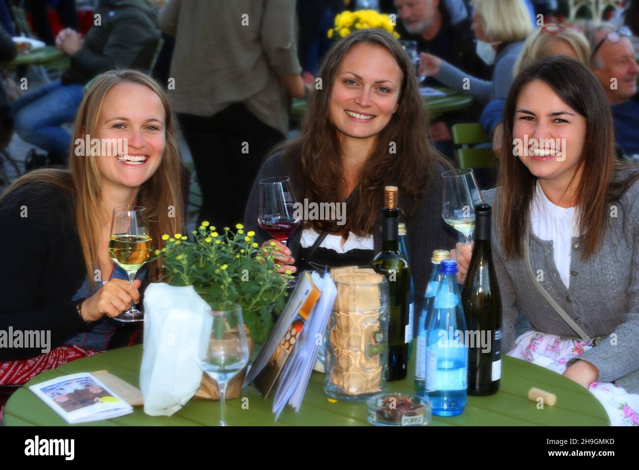 Biergarten, Meran, Kurstadt, Weinfest, Trachtenfest, Unterhaltung und Freude im Biergarten beim Wein und Bier trinken Stockfoto