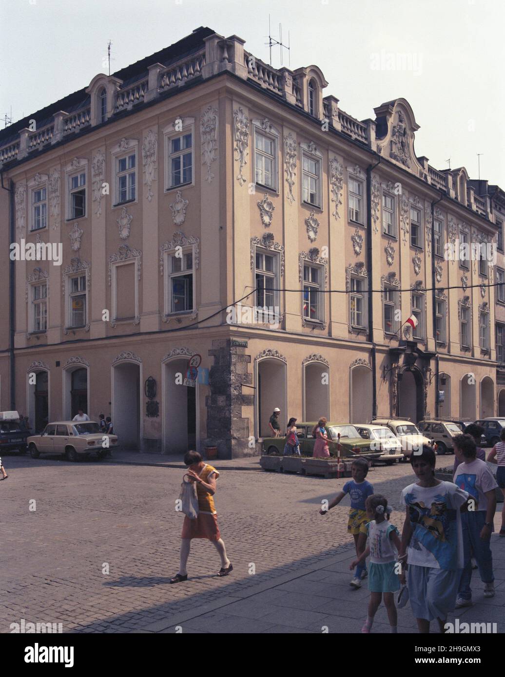 Kraków 08,1987. Rewaloryzacja zabytkowych zabudowañ miasta. Odrestaurowana kamienica ze sztukateriami przy ulicy Grodzkiej 40. uu PAP/Tomasz Pra¿mowski Dok³adny dzieñ wydarzenia nieustalony. Krakau, August 1987. Die Renovierung historischer Gebäude. Das renovierte Mietshaus mit Stukken in der Grodzka Straße 40. uu PAP/Tomasz Prazmowski genaues Datum unbekannt. Stockfoto