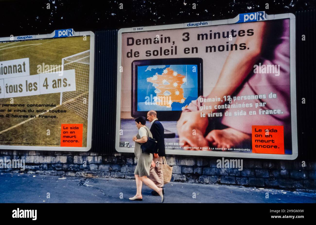 Paris, Frankreich, ein paar Leute laufen, auf der Straße, Aids-Poster ausgestellt, französische Werbung, Aids 1990er, Vintage-Poster Stockfoto