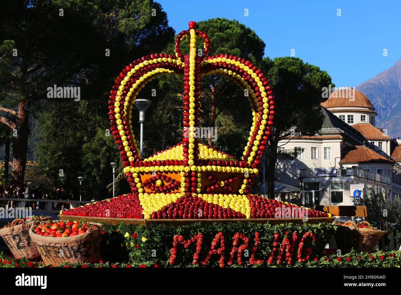 Apfel, Meran, Kurstadt, Weinfest, Trachtenfest, Krone, Äpfel dekoriert zum großen Fest in Südtirol, Italien. Stockfoto