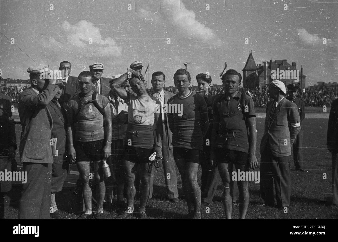 Kraków, 1948-06-30. OD 22 czerwca do 4 lipca odbywa³ siê VII Kolarski Wyœcig Dooko³a Polski (Tour de Pologne). VIII etap z Bytomia do Krakowa (140 km) koñczy³ siê na stadionie klubu sportowego Cracovia. NZ. Kolarze, m.in. Zdobywca III miejsca Wac³aw Wójcik (2L w pierwszym rzêdzie), Lubos Puklicky (Czechos³owacja, 3L w pierwszym rzêdzie) oraz wêgierski kolarz Bela Maedi (Madi) - 4L w pierwszym rzêdzie, w otoczeniu sêdziów i dzia³aczy sportowych. pap Krakau, 30. Juni 1948. Das Radrennen der Tour de Pologne 7th fand vom 22. Juni bis 4. Juli statt. Die Etappe 8th von Bytom nach Krakau (140 km) Stockfoto