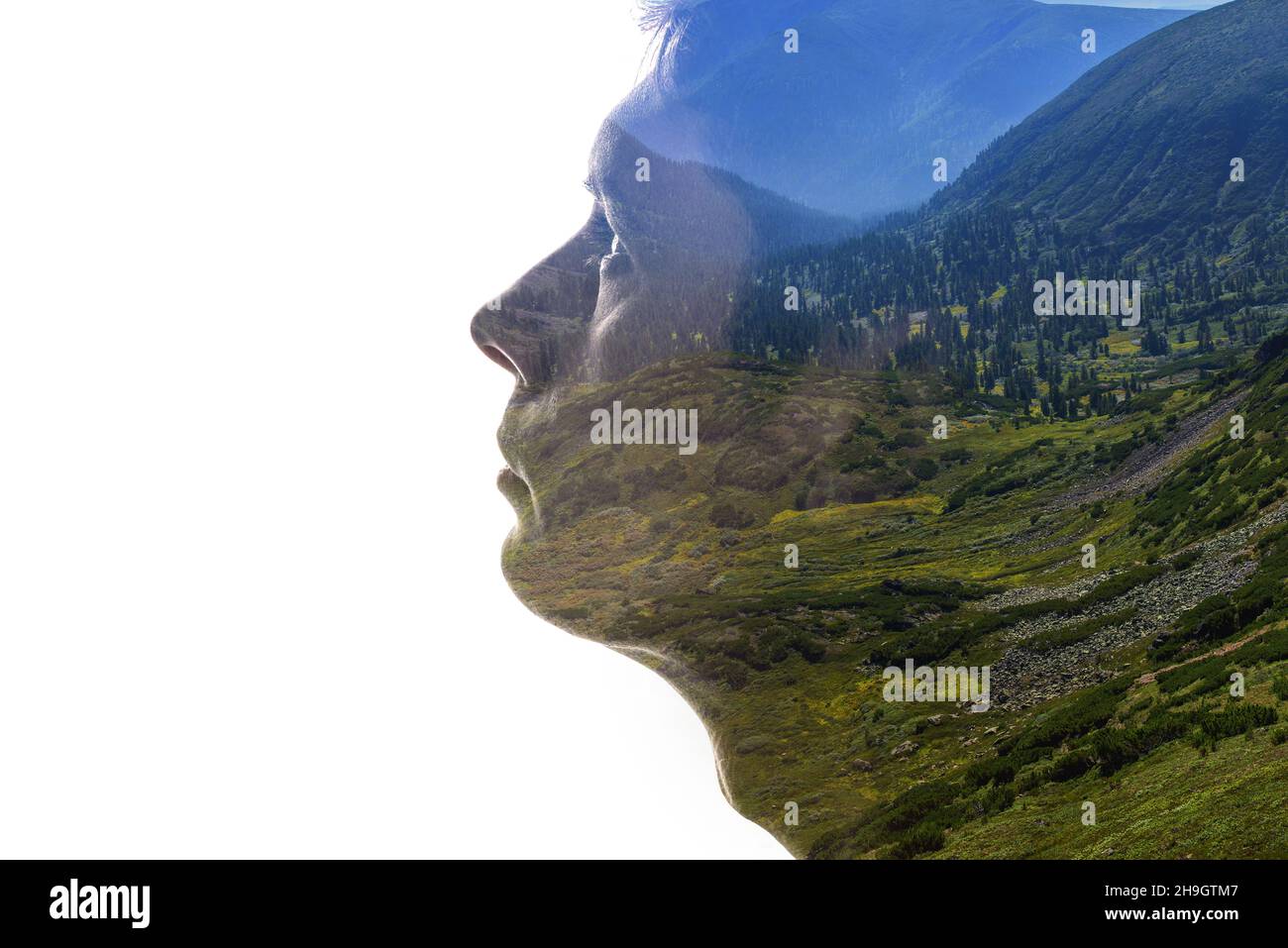 Isolierte Kombination aus der Silhouette eines Männergesichts und einer Landschaft mit Bergen. Konzept der Verbindung zwischen Mensch und Natur Stockfoto