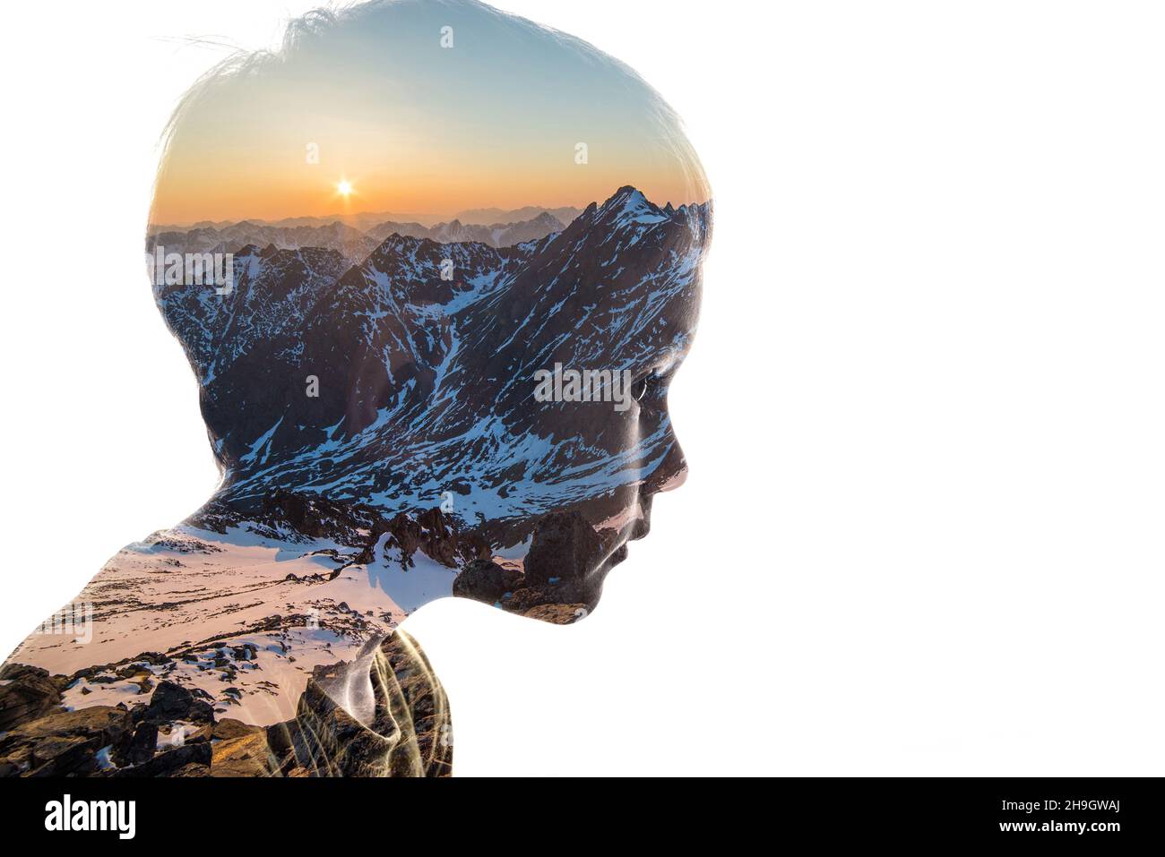 Isolierte Kombination aus der Silhouette eines Kindergesichtes und einer Landschaft mit Bergen. Konzept der Verbindung zwischen Mensch und Natur Stockfoto