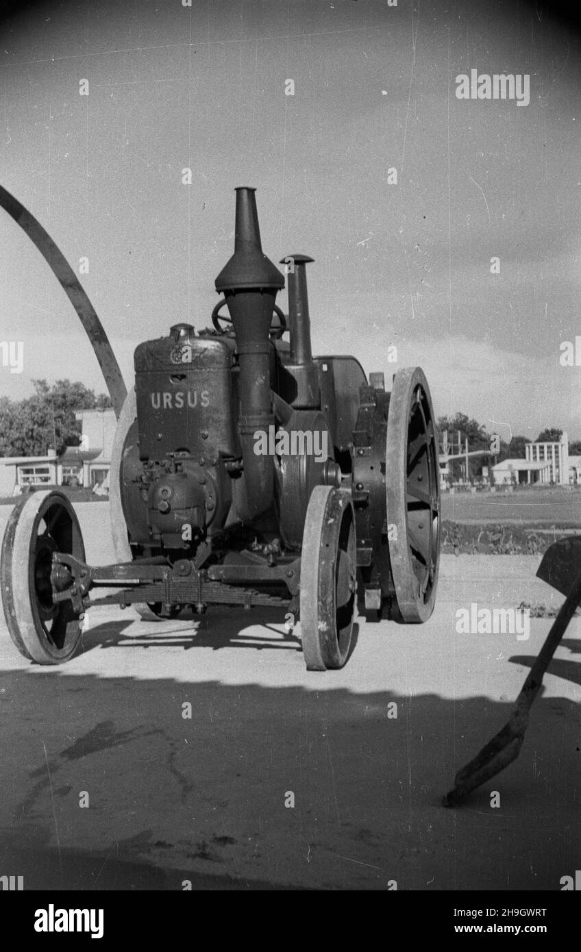 Wroc³aw, 1948-07. Przygotowania do otwarcia Wystawy Ziem Odzyskanych. NZ. ci¹gnik Ursus. bb PAP Dok³adny dzieñ wydarzenia nieustalony. Breslau, Juli 1948. Vorbereitungen für die Eröffnung der Ausstellung der wiedergewonnenen Gebiete. Im Bild: Der Ursus Traktor. bb PAP Stockfoto