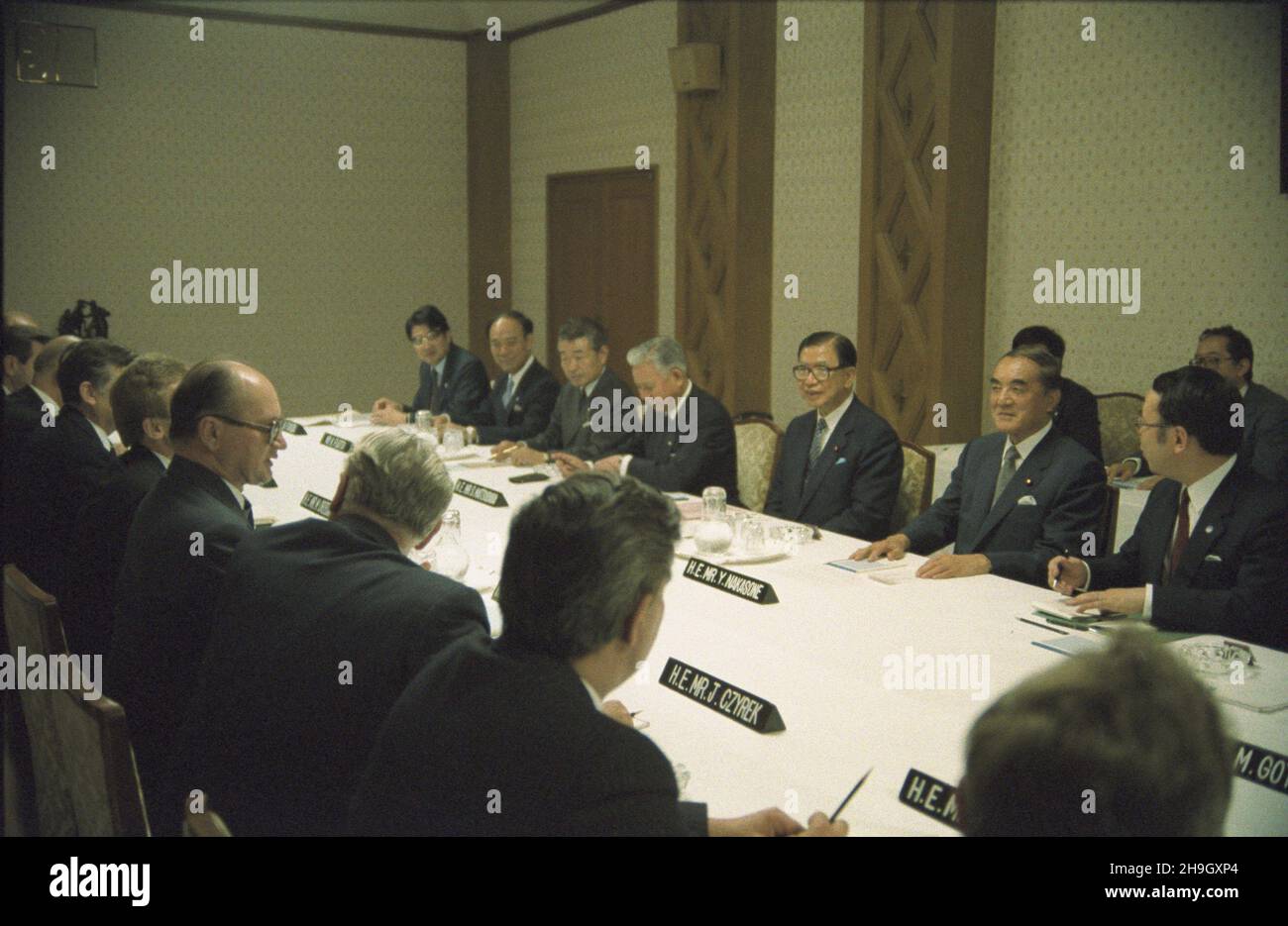 Japonia Tokio 29.06.1987. Oficjalna wizyta pañstwowa przewodnicz¹cego Rady Pañstwa Polskiej Rzeczpospolitej Ludowej Wojciecha Jaruzelskiego (L) w Japonii. Obrady plenarne z udzia³em cz³onków rz¹du Japonii w siedzibie premiere Yasuhiro Nakasone. NZ. premier Yasuhiro Nakasone (2P) przewodniczy delegacji japoñskiej w sk³adzie: minister spraw zagranicznych Tadashi Kuranari, szef urzêdu premiera Masaharu Gotoda, dyrektor generalny MSZ ds. Azji Kimio Fuita, dyrektor generalny MSZ ds. informacji, analiz, badañ i planowania Hirokazu Arai, dyrektor generalny MSZ ds. Europy i Oceanii Kazutoshi Hasegawa, Stockfoto