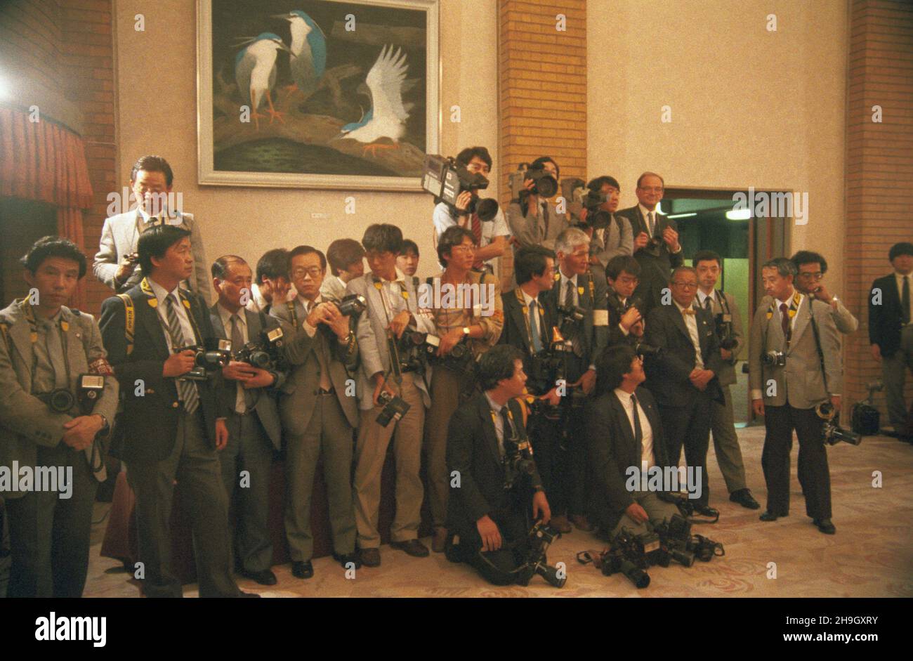 Japonia Tokio 29.06.1987. Wizyta pañstwowa przewodnicz¹cego Rady Pañstwa PRL Wojciecha Jaruzelskiego w Japonii. Spotkanie w rezydencji premiere Japonii Yasuhiro Nakasone. uu PAP/Grzegorz Rogiñski Japan Tokio 29. Juni 1987.der Staatsbesuch des Vorsitzenden des PRL-Staatsrats Wojciech Jaruzelski in Japan. Ein Treffen in der Residenz des japanischen Premierministers Yasuhiro Nakasone. uu PAP/Grzegorz Roginski Stockfoto