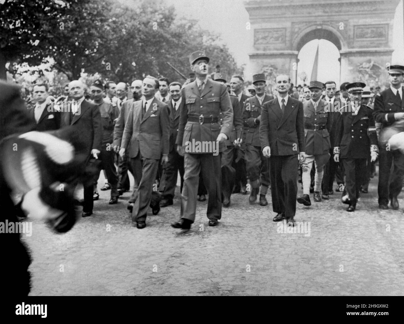 PARIS, FRANKREICH - 25. August 1944 - die Befreiung von Paris, 25. - 26. August 1944. General Charles de Gaulle und sein Gefolge sind vom Arc de Tri aus aufgesetzt Stockfoto