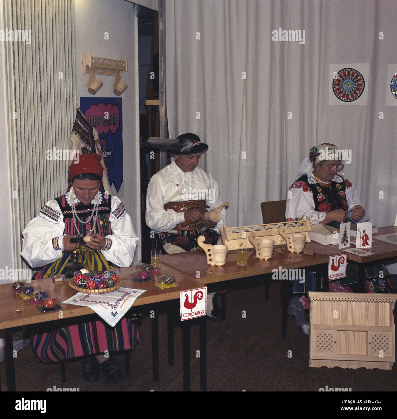 Warszawa 29.06.1987. XVII Zjazd Spó³dzielczoœci Cepeliowskiej. Pokaz twórczoœci ludowej w Polskiej Agencji Interpress. uu PAP/Tadeusz ZagoŸdziñski Warschau 29. Juni 1987. Der Kongress der Cepelia Folk Art Kooperativen 17th. Volkskunst in der Polnischen Interpress-Agentur. uu PAP/Tadeusz Zagozdzinski Stockfoto