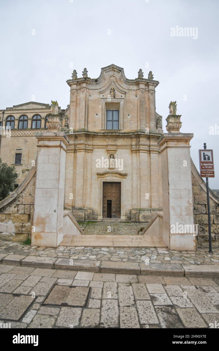 Eine alte Kirche in Mdera, einer alten Stadt, die in den Felsen gebaut wurde. Es befindet sich in der Region Basilicata, Italien. Stockfoto