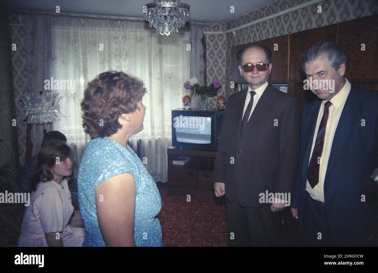 Zwi¹zek Radziecki 27.06.1987. W drodze na oficjaln¹ wizytê w Japonii przewodnicz¹cy Rady Pañstwa PRL Wojciech Jaruzelski (2P) zatrzyma³ siê w Chabarowsku i zwiedzi³ po³o¿ony niedaleko Sowchoz Krasnoreczeñski. uu PAP/Grzegorz Rogiñski Sowjetunion 27. Juni 1987. Auf dem Weg zum offiziellen Besuch in Japan machte der Vorsitzende des Staatsrats der PRL, Wojciech Jaruzelski (2nd rechts), einen Zwischenstopp in Chabarowsk und besuchte das nahe gelegene Krasnorechensky Sovkhoz. uu PAP/Grzegorz Roginski Stockfoto