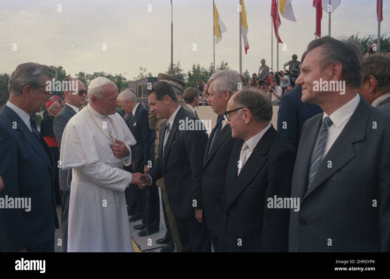 Warszawa 14.06.1987. III pielgrzymka Papier¿a Jana Paw³a II do Polski. Ceremonia po¿egnania Ojca Œwiêtego (3L) na lotnisku wojskowym Okêcie. NZ. m.in.: szef protoko³u dyplomatycznego Roman czy¿ycki (L), Przewodnicz¹cy Rady Pañstwa PRL Wojciech Jaruzelski (2L), Prezydent Warszawy Jerzy Boles³awski (3P), przewodnicz¹cy Rady Narodowej m.st. Warszawy Mieczys³aw Szostek (4P). uu PAP/Grzegorz Rogiñski Warschau 14. Juni 1987. Die dritte Pilgerfahrt von Papst Johannes Paul II. Nach Polen. Die Abschiedszeremonie auf dem Okecie Militärflughafen. Bild: Leiter des diplomatischen Protokolls Roman Czyzycki (links), PR Stockfoto