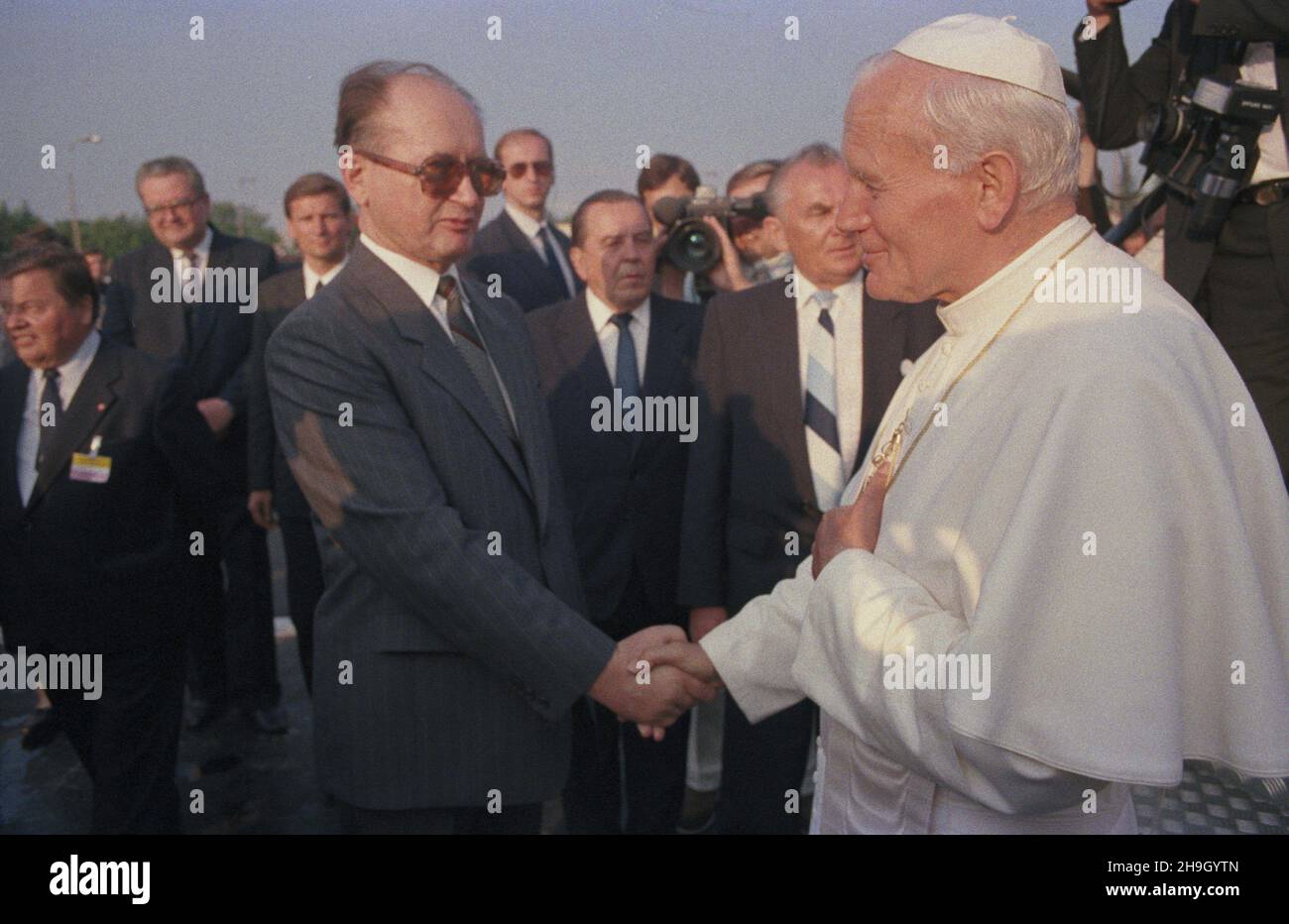 Warszawa 14.06.1987. III pielgrzymka Papier¿a Jana Paw³a II do Polski. Ceremonia po¿egnania na lotnisku wojskowym Okêcie. NZ. na pierwszym planie Ojciec Œwiêty i przewodnicz¹cy Rady Pañstwa PRL Wojciech Jaruzelski. uu PAP/Grzegorz Rogiñski Warschau 14. Juni 1987. Die dritte Pilgerfahrt von Papst Johannes Paul II. Nach Polen. Die Abschiedszeremonie auf dem Okecie Militärflughafen. Von links: Der Heilige Vater (im Vordergrund) und der Vorsitzende des PRL-Staatsrats Wojciech Jaruzelski. uu PAP/Grzegorz Roginski Stockfoto