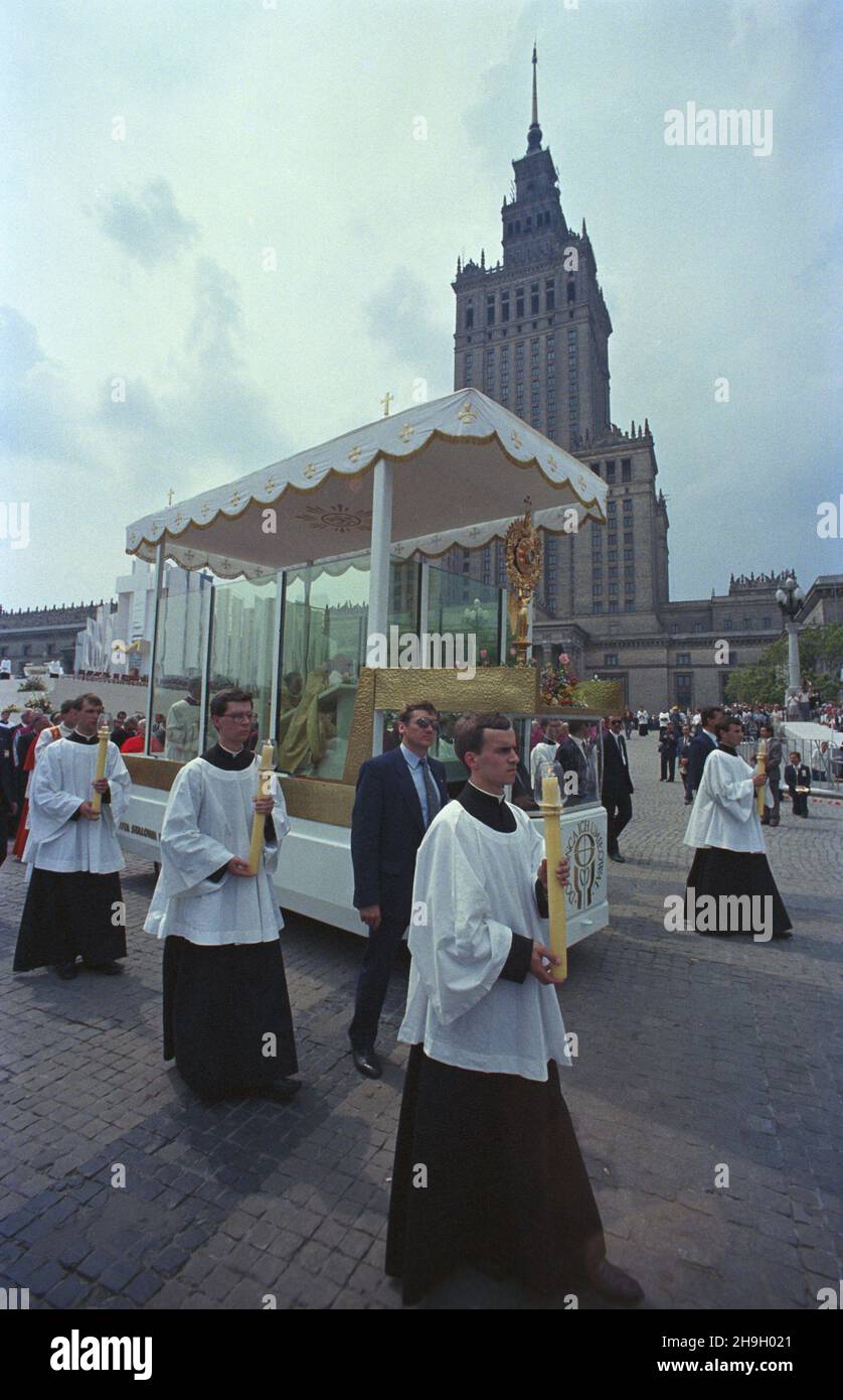 Warszawa 14.06.1987. III pielgrzymka Papier¿a Jana Paw³a II do Polski. Procesja z Najœwiêtszym Sakramentem ulicami Marsza³kowsk¹, Królewsk¹, Krakowskim Przedmieœciem ku placu Zamkowemu. NZ. samochód - kaplica, w której Ojciec Œwiêty i prymas Polski kardyna³ Józef Glemp na klêczkach adoruj¹ Hostiê umieszczon¹ w monstrancji ofiarowanej w 1897 r. katedrze gnieŸnieñskiej przez abp. Floriana Stablewskiego z okazji 900 rocznicy œmierci œw. Wojciecha. uu PAP/Wojciech Kryñski Warschau 14. Juni 1987. Die dritte Pilgerfahrt von Papst Johannes Paul II. Nach Polen. Die Prozession mit dem Heiligen Sakrament auf Ma Stockfoto