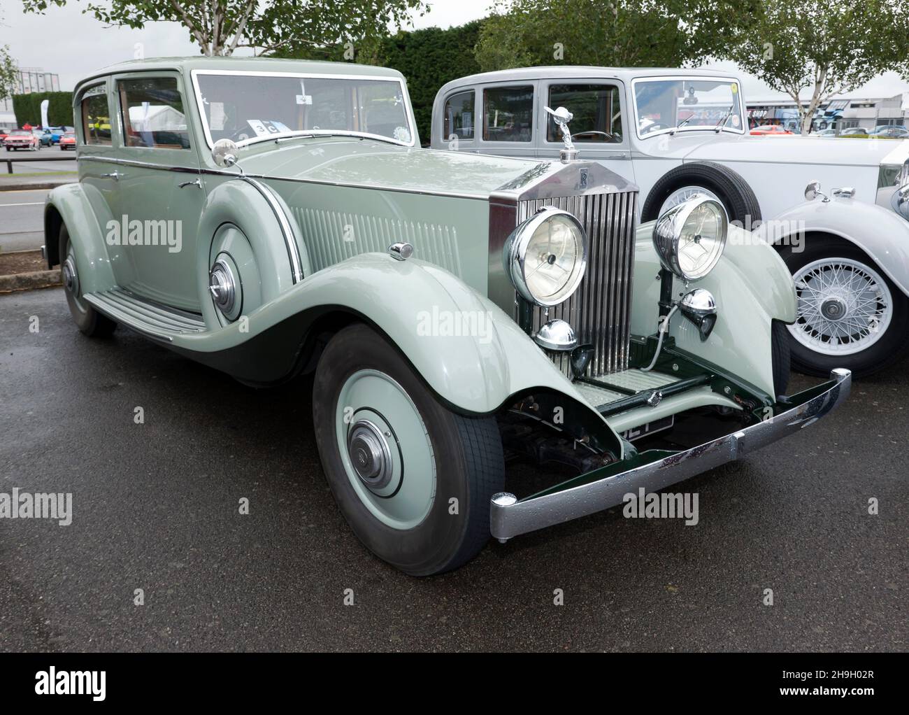 Drei Viertel Vorderansicht eines Green, 1934, Rolls Royce Phantom II Continental Sports Saloon, ausgestellt auf der Silverstone Classic 2021 Stockfoto
