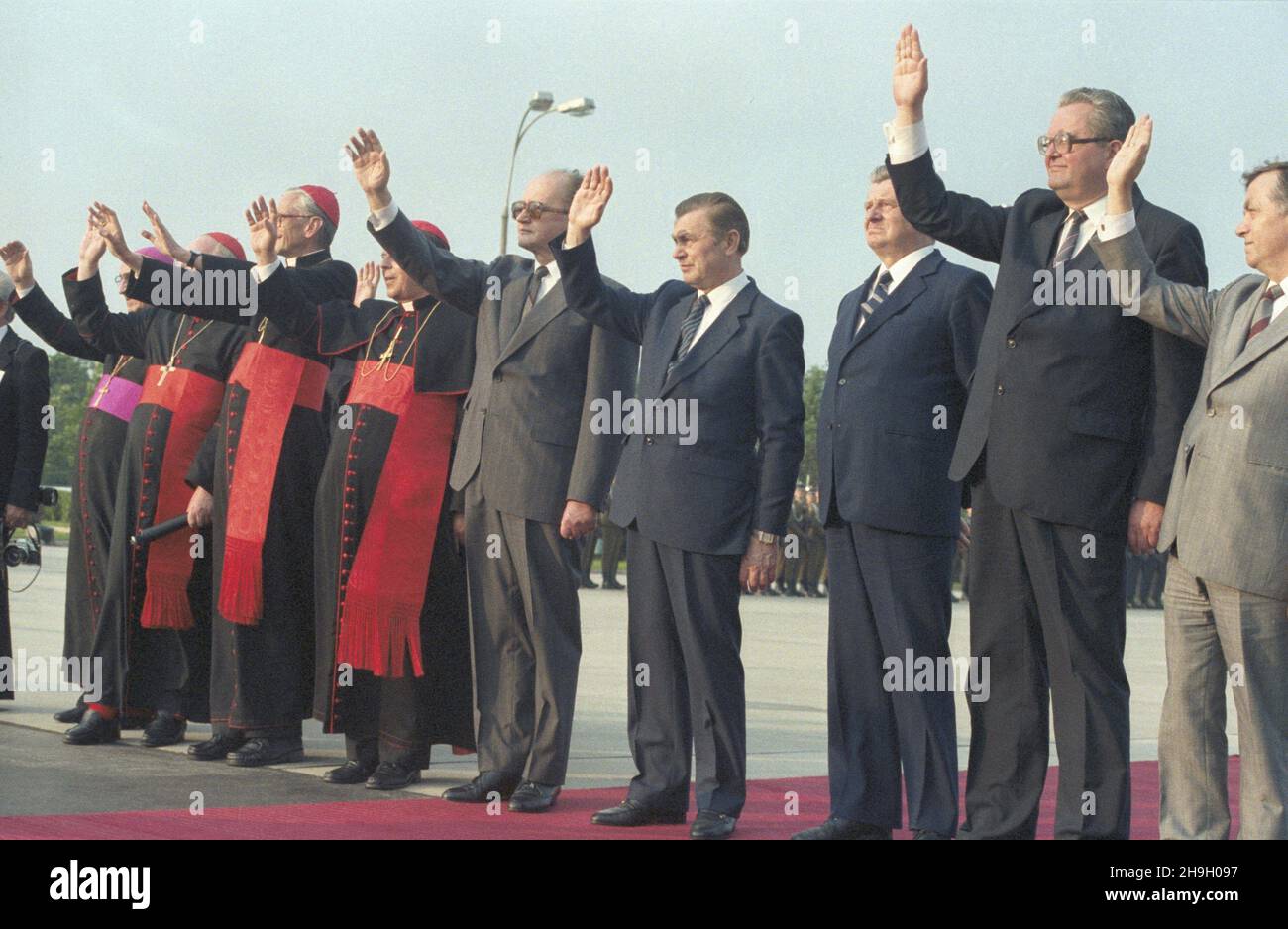 Warszawa 14.06.1987. III pielgrzymka Papier¿a Jana Paw³a II do Polski. Ceremonia po¿egnania na lotnisku wojskowym Okêcie. NZ. od prawej: minister Spraw Zagranicznych Marian Orzechowski, marsza³ek Sejmu Roman Malinowski, zastêpca przewodnicz¹cego Rady Pañstwa Kazimierz Barcikowski, prezes Rady Ministrów Zbigniew Messner, przewodnicz¹cy Rady Pañstwa PRL Wojciech Jaruzelski. uu PAP/Jan Morek Warschau 14. Juni 1987. Die dritte Pilgerfahrt von Papst Johannes Paul II. Nach Polen. Die Abschiedszeremonie auf dem Okecie Militärflughafen. Bild von rechts: Außenminister Marian Orzechowski, Sejm-Sprecher Ro Stockfoto