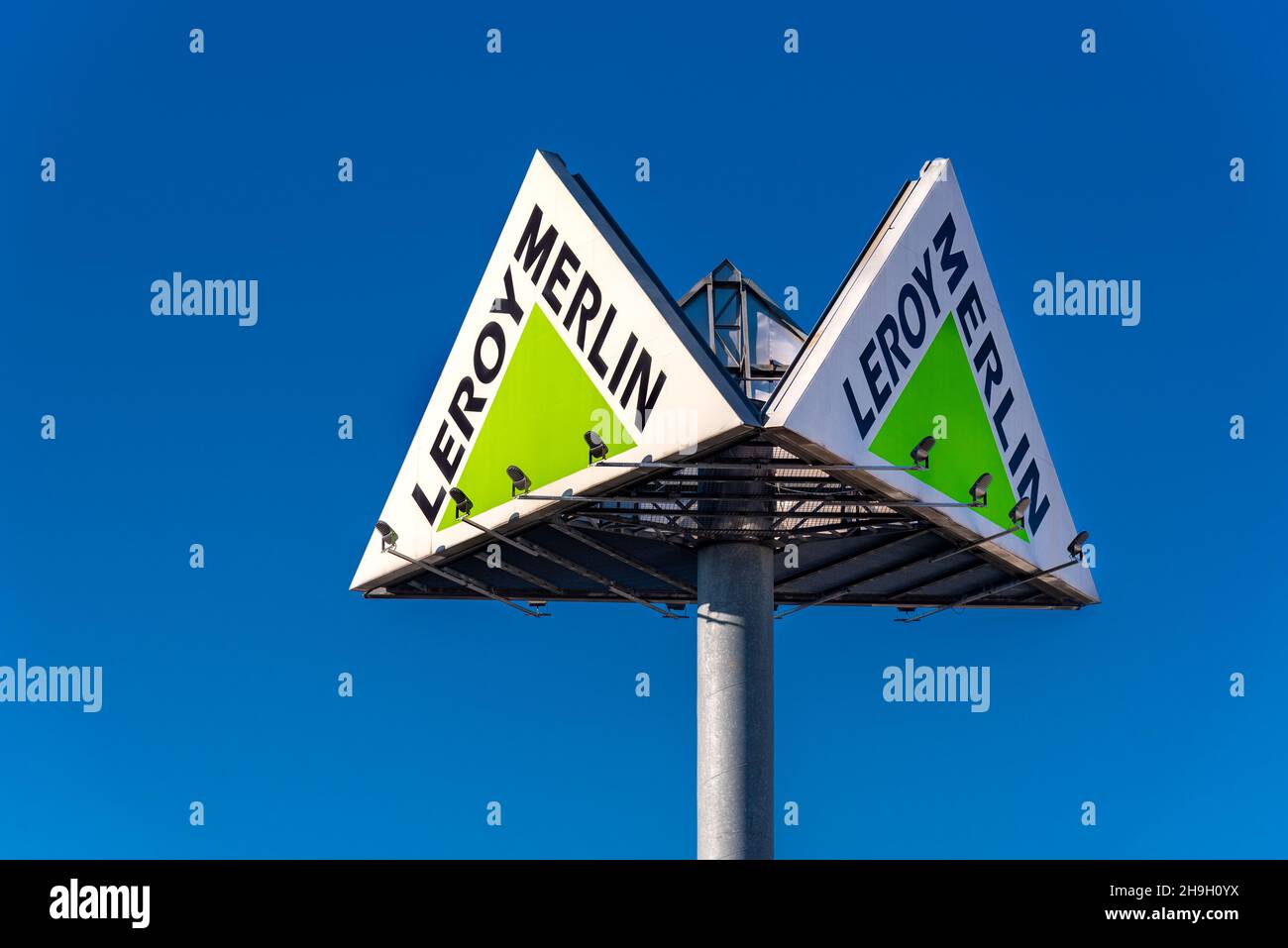 Moncieri, Turin, Italien - 6. Dezember 2021: Leroy Merlin Logo auf blauem Himmel, es ist ein französisches Unternehmen der großen Verbreitung in DIY, Bricolage Stockfoto