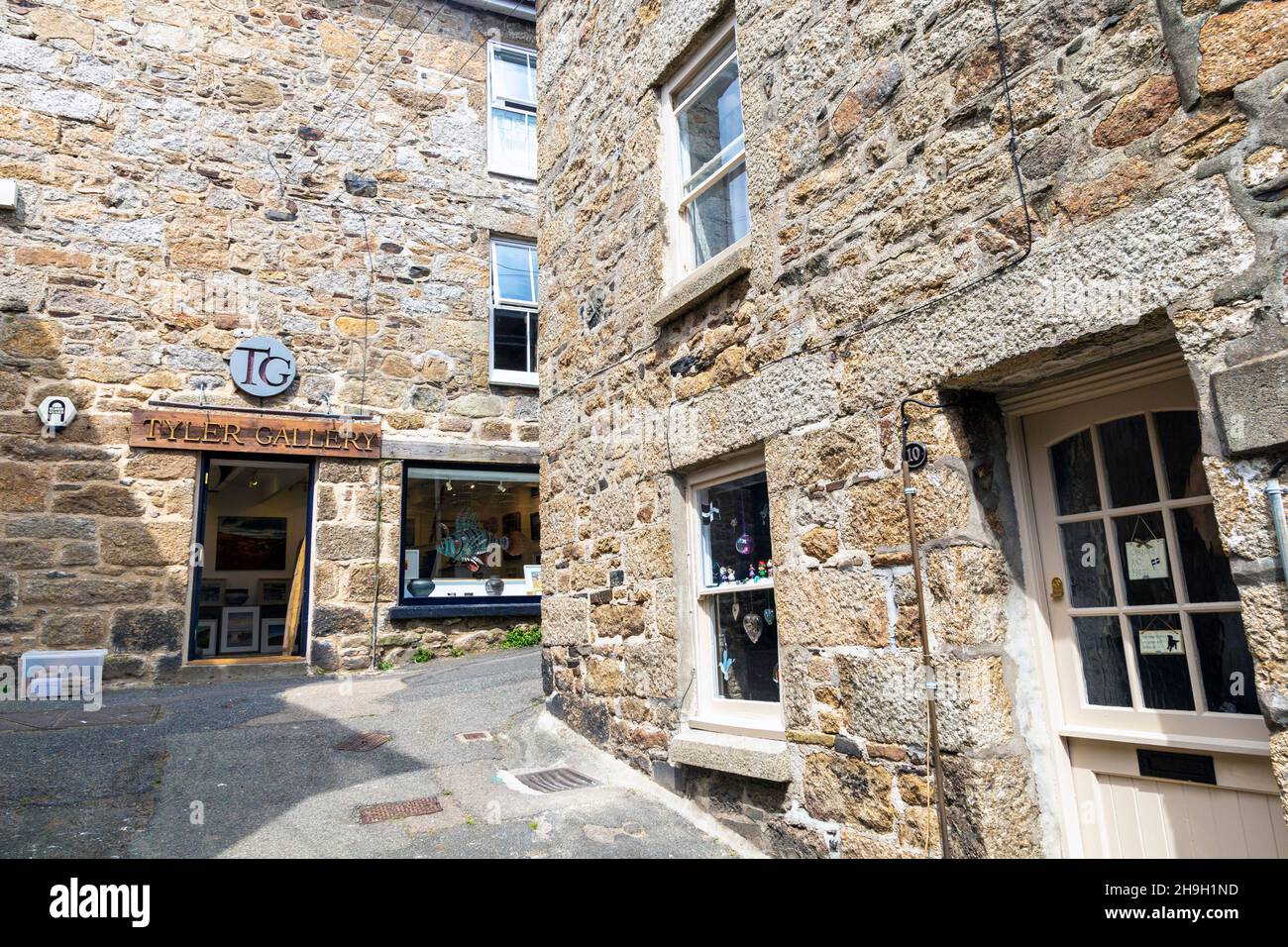 Hübsche Steinhütten und Tyler Gallery im Fischerdorf Mousehole, Penwith Peninsula, Cornwall, Großbritannien Stockfoto