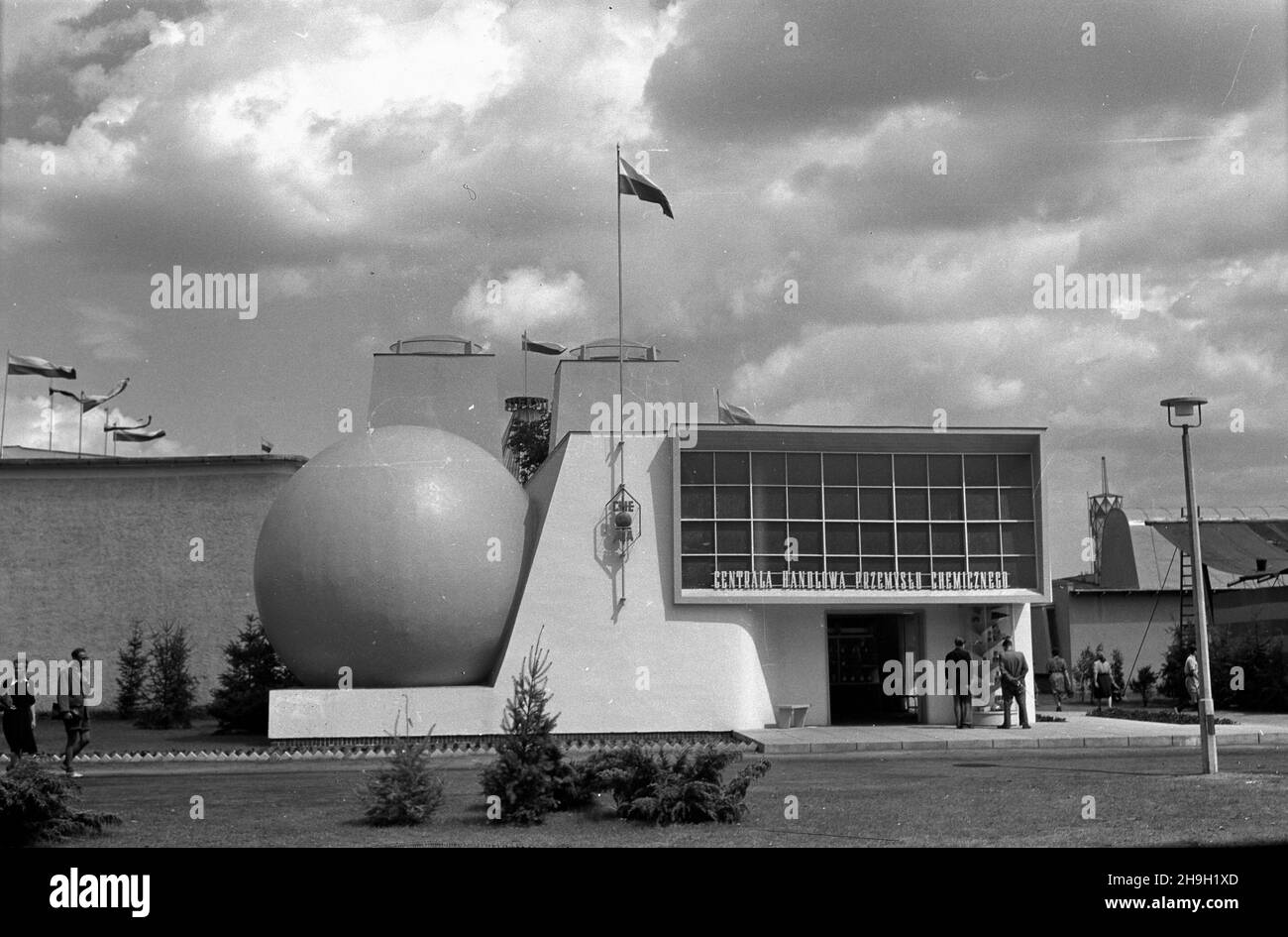 Wroc³aw, 1948-07. W dniach 21 lipca-31 paŸdziernika odbywa³a siê Wystawa Ziem Odzyskanych, która mia³a udowodniæ polskoœæ Œl¹ska. W kilkudziesiêciu pawilonach prezentowano dokonania Polski Ludowej. NZ. Pawilon Centrali Handlowej Przemys³u Chemicznego. pw PAP Dok³adny dzieñ wydarzenia nieustalony. Breslau, Juli 1948. Die Ausstellung der wiedergewonnenen Gebiete, die zwischen Juli 21 und Oktober 31 stattfand, sollte die polishnheit des Slasks und die Errungenschaften der Polnischen Volksrepublik beweisen. Mehrere Dutzend Pavillons waren den Errungenschaften der Polnischen Volksrepublik gewidmet. Im Bild: Ein Chemical I Stockfoto