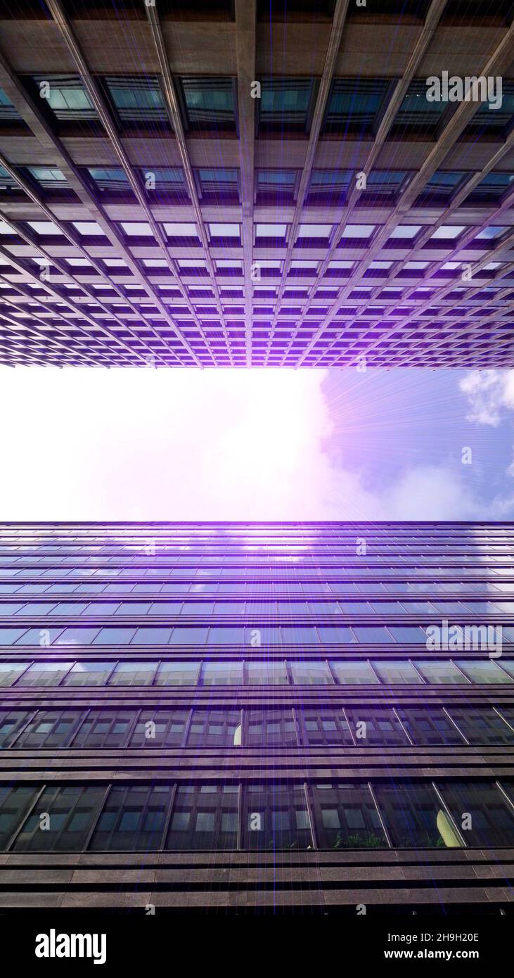 Fragmente moderner Glasstadtgebäude an einem sonnigen Tag. Lichtreflexe. Blick von unten nach oben. Stockfoto