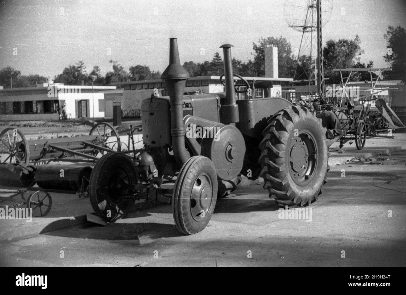 Wroc³aw, 1948-07. Przygotowania do otwarcia Wystawy Ziem Odzyskanych. NZ. Maszyny i urzadzenia rolnicze, ci¹gnik Ursus. bb PAP Dok³adny dzieñ wydarzenia nieustalony. Breslau, Juli 1948. Vorbereitungen für die Eröffnung der Ausstellung der wiedergewonnenen Gebiete. Im Bild: Landwirtschaftliche Maschinen und Geräte, der Ursus Traktor. bb PAP Stockfoto