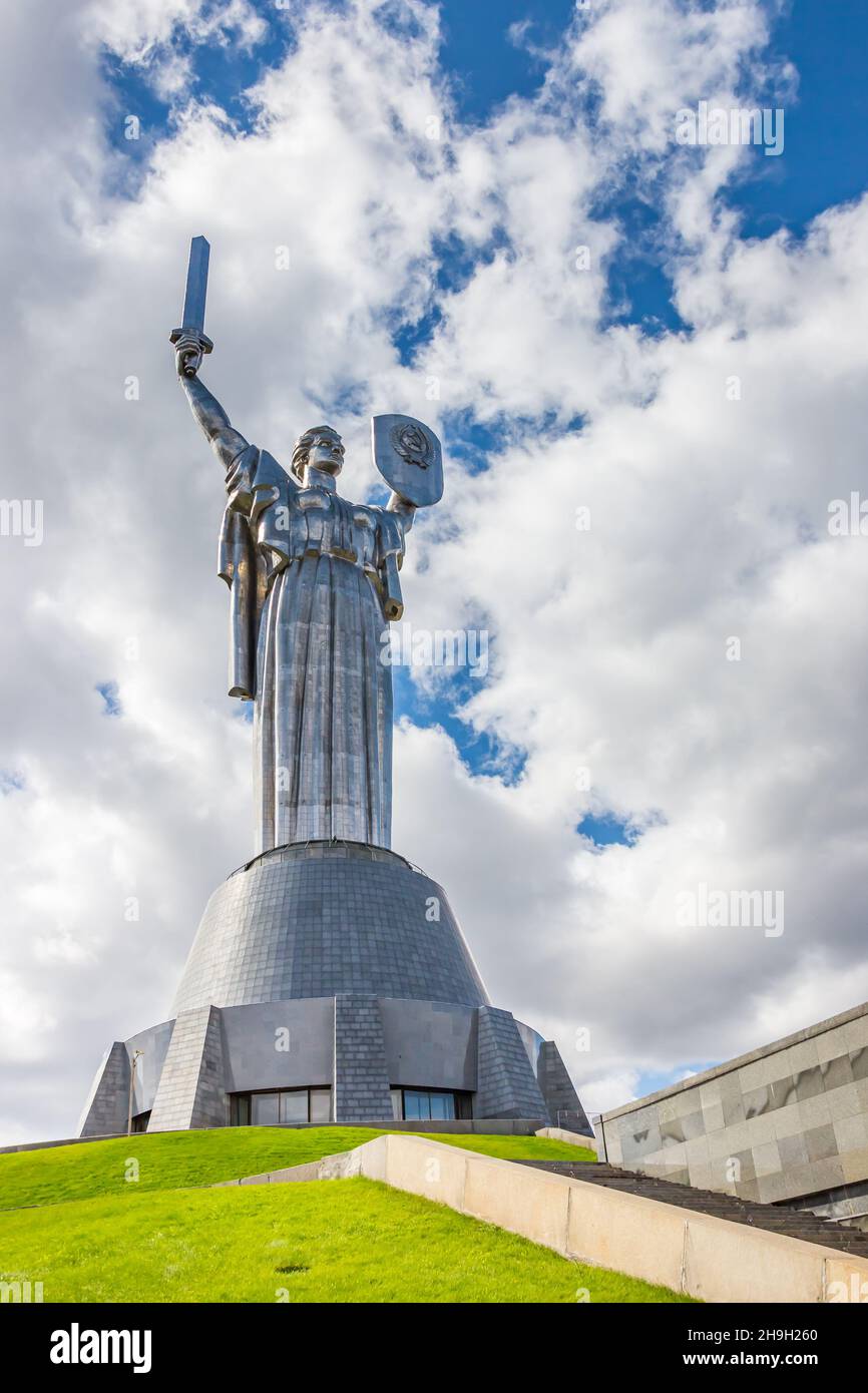 Mutter Russland Stahlstatue auf einem Hügel in Kiew, Ukraine Stockfoto