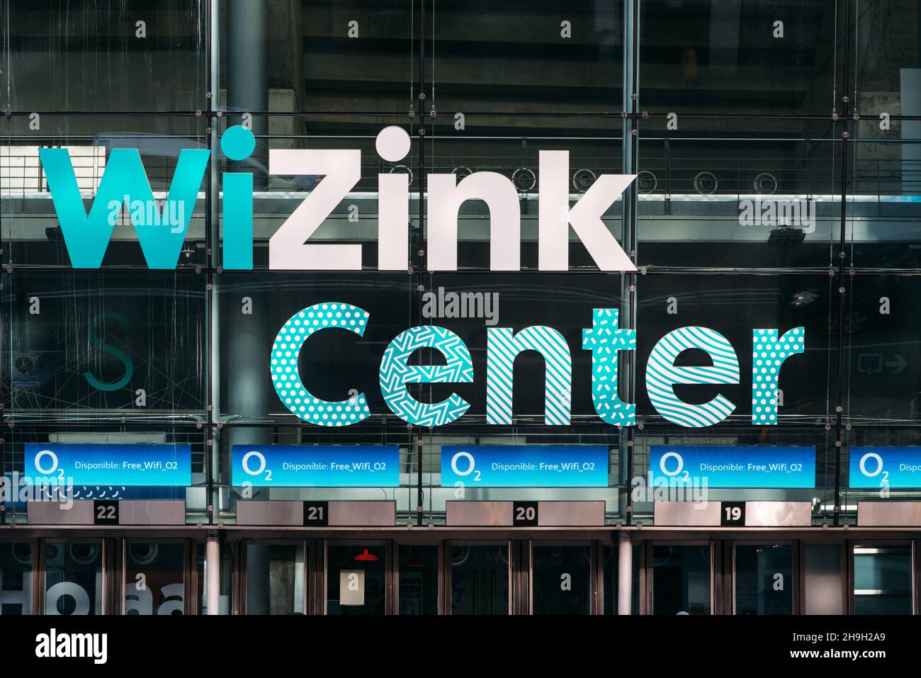 Madrid, Spanien - 6. Dezember 2021: Logo des WiZink Centers auf dem Gebäude des WiZink Centers. WiZink Center ist eine Indoor-Sportarena Stockfoto