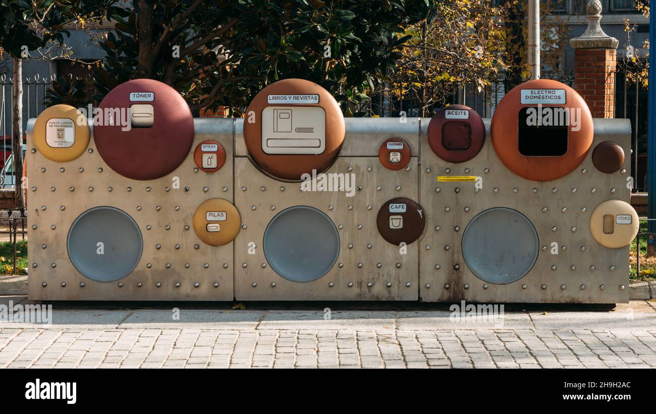 Madrid, Spanien - Dezember 6. 2021: Recycling-Behälter in Madrid, Spanien für alle verschiedenen Materialien Stockfoto
