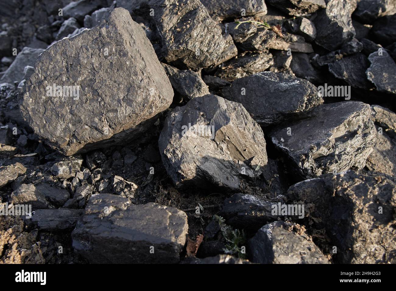 Die natürliche Struktur der Kohle als Hintergrund ist die Kohleindustrie. Frostbedeckte Kohle, kohlenstoffbasierte fossile Energiequellen. Stockfoto