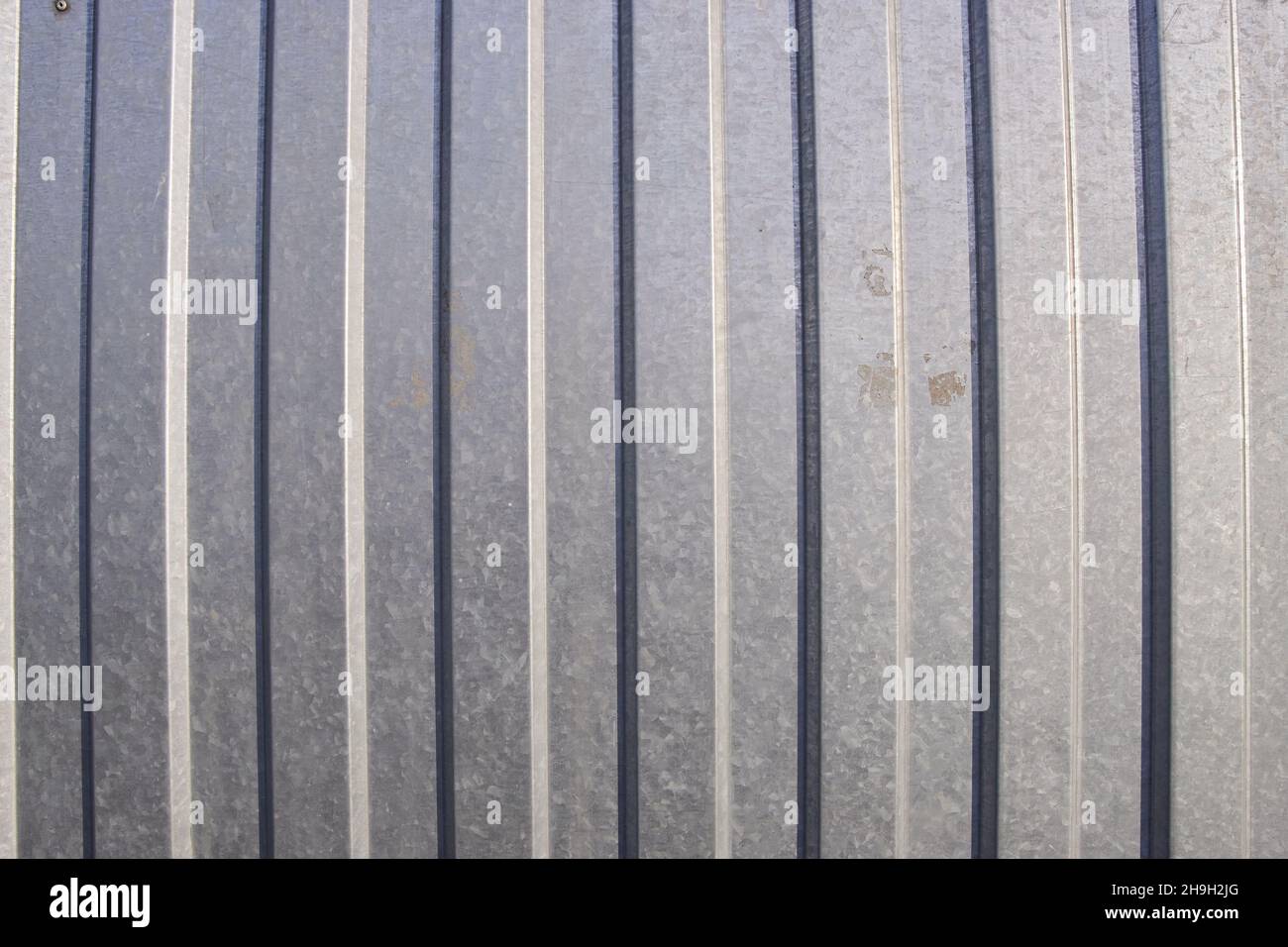 Profilierter Blechzaun, abstrakter Hintergrund. Stockfoto