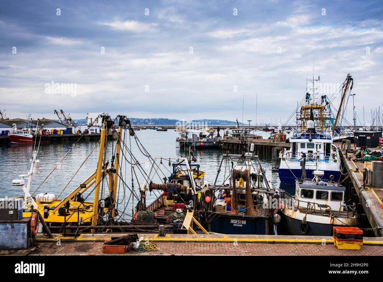 Fischerboote am Hafen von Brixham in Devon. Stockfoto