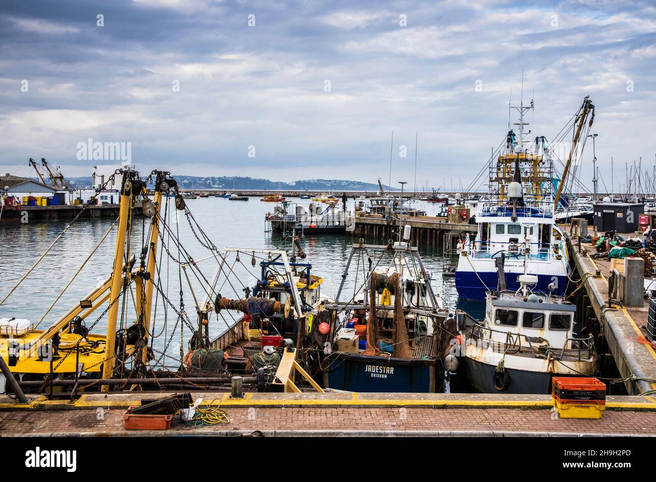 Fischerboote am Hafen von Brixham in Devon. Stockfoto