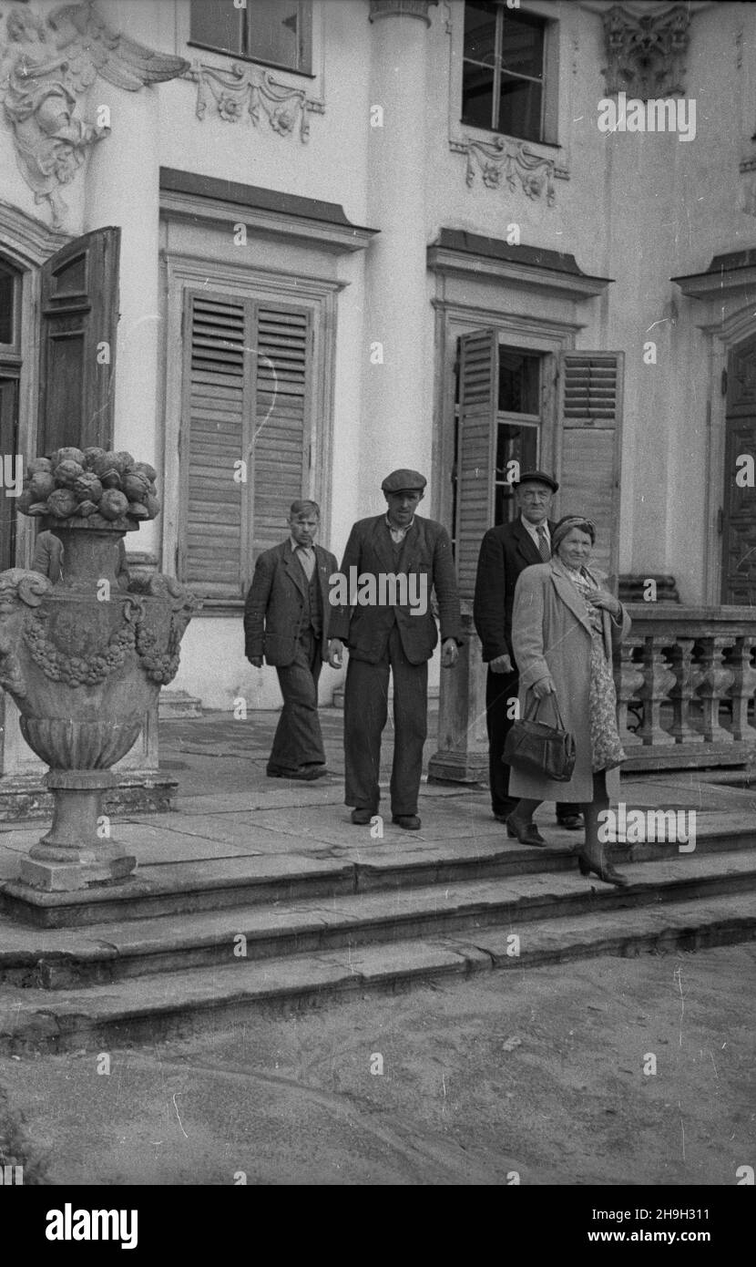 Warszawa, 1948-07. Wycieczka polskich rolników z Danii. Przybyli na zaproszenie Zwi¹zku Samopomoc Ch³opska i Biura Podró¿y Orbis. NZ. Zwiedzanie Wilanowa. wb PAP Dok³adny dzieñ wydarzenia nieustalony. Warschau, 1948. Juli: Ausflug polnischer Bauern aus Dänemark. Der Besuch erfolgte auf Einladung der Union Samopomoc Chlopska (Farmer Mutual Assistance) und des Orbis Travel Agency. Bild: Besuch in Wilanow. wb PAP Stockfoto