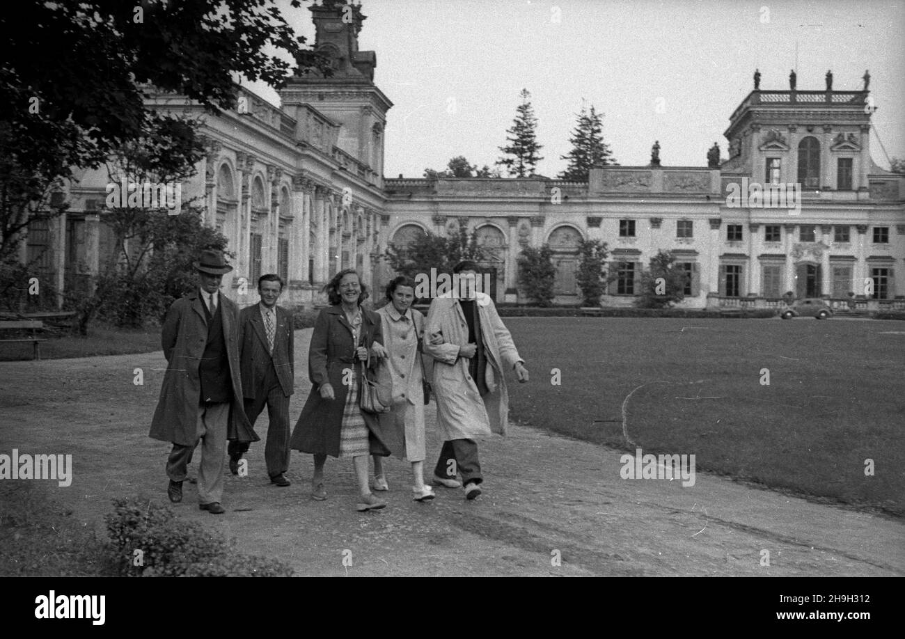 Warszawa, 1948-07. Wycieczka polskich rolników z Danii. Przybyli na zaproszenie Zwi¹zku Samopomoc Ch³opska i Biura Podró¿y Orbis. NZ. Spacer po Ogrodach Wilanowskich. wb PAP Dok³adny dzieñ wydarzenia nieustalony. Warschau, 1948. Juli: Ausflug polnischer Bauern aus Dänemark. Der Besuch erfolgte auf Einladung der Union Samopomoc Chlopska (Farmer Mutual Assistance) und des Orbis Travel Agency. Im Bild: Ein Spaziergang durch die Wilanowskie Gardens. wb PAP Stockfoto