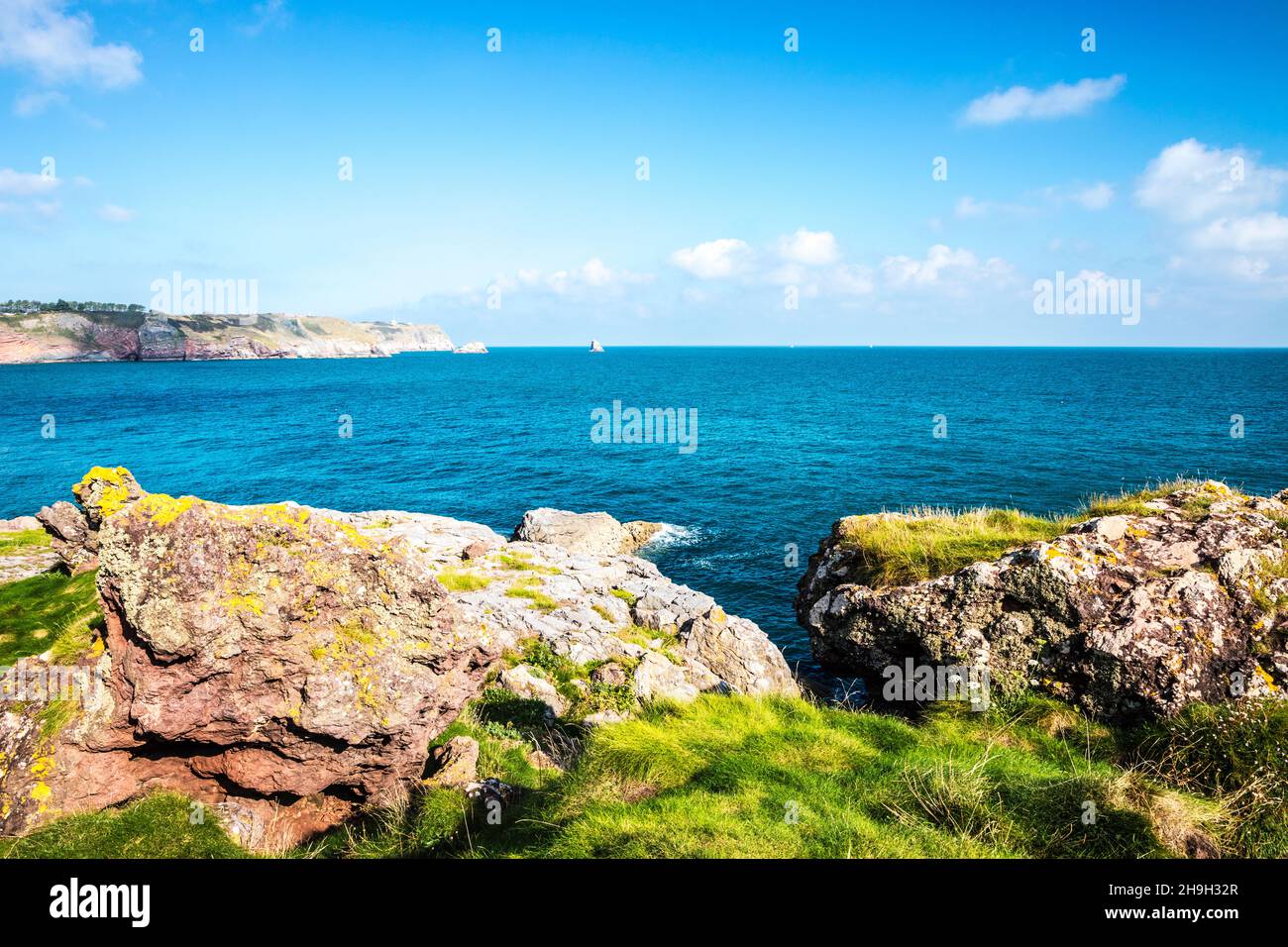 Blick vom South West Coast Path in Richtung St. Mary's Bay, Darl Head und Berry Head bei Brixham in Devon Stockfoto