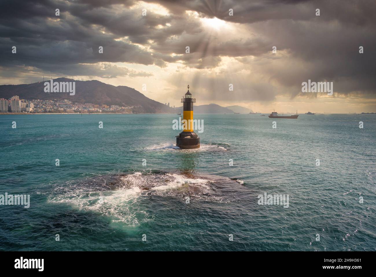 Leuchtturm mit Haeundae Strand bei Sonnenuntergang in Busan, Süd-Gyeongsang Provinz, Südkorea. Stockfoto