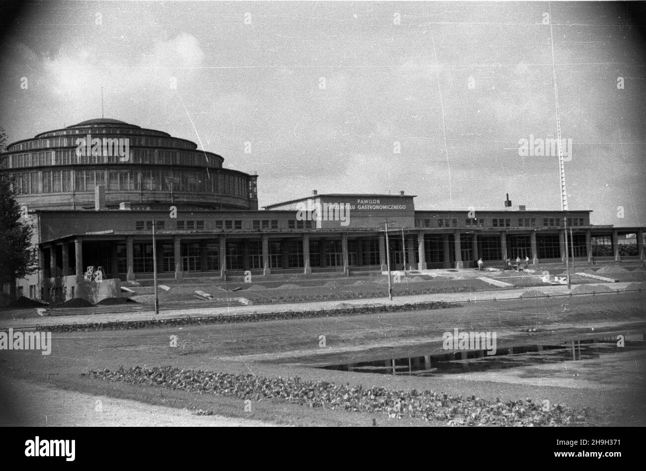 Wroc³aw, 1948-07. Przygotowania do otwarcia Wystawy Ziem Odzyskanych (WZO), czynnej w dniach 21,07-31,10. NZ. widok na Pawilon Przemys³u Gastronomicznego. W g³êbi Hala Ludowa. mw PAP Dok³adny dzieñ wydarzenia nieustalony. Breslau, Juli 1948. Vorbereitungen für die Eröffnung der Ausstellung der wiedergewonnenen Gebiete, die vom 21. Juli bis 31. Oktober stattfindet. Im Bild: Blick auf den Gastronomiepavillon. Im Hintergrund die Volkshalle. mw PAP/Sadowski Stockfoto