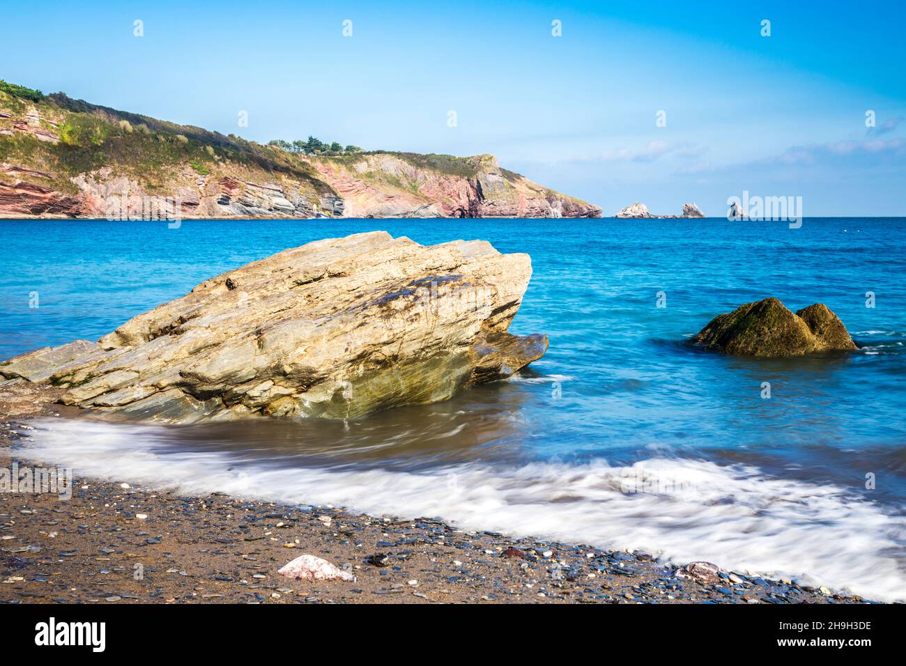 Blick von der St. Mary's Bay in Richtung Berry Head bei Brixham in Devon. Darl Rock, Mew Stone und Cod Rock liegen direkt vor der Küste. Stockfoto