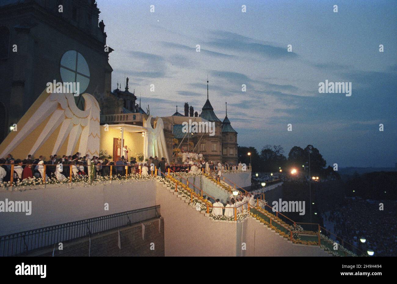 Czêstochowa 12.06.1987. III pielgrzymka Papier¿a Jana Paw³a II do Polski. Nz. Ojciec Œwiêty przemawia po Apelu Jasnogórskim U podnó¿a sanktuarium Matki Bo¿ej na Jasnej Górze. uu PAP/Maciej Musia³ Czestochowa 12. Juni 1987. Die Pilgerfahrt von Papst Johannes Paul II. Nach Polen im Jahr 3rd. Im Bild: Der Heilige Vater spricht nach dem Jasna Gora-Appell am Fuße des Heiligtums der Gottesmutter Maria in Jasna Gora an die Gläubigen. uu PAP/Maciej Musial Stockfoto