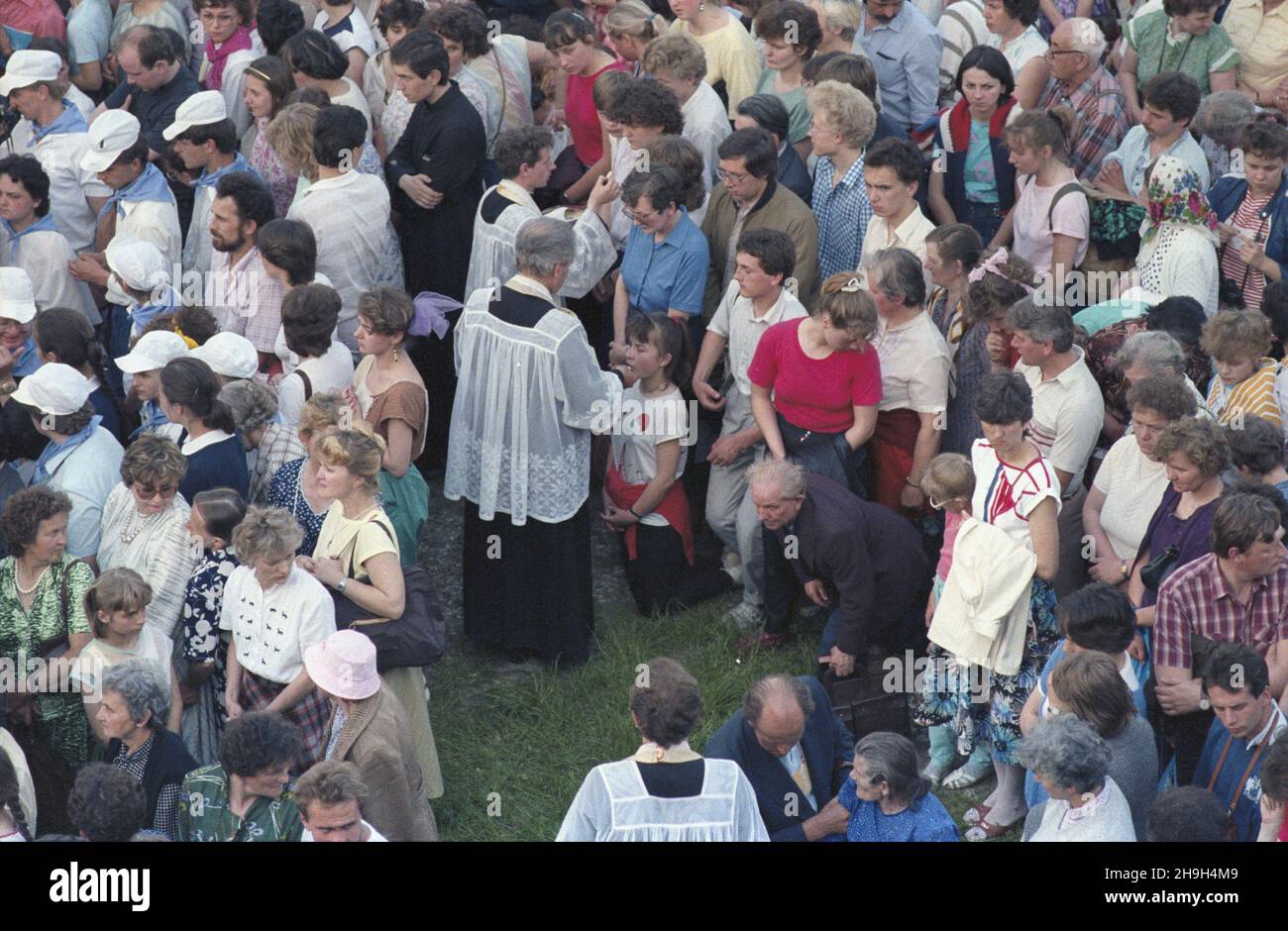 Czêstochowa 12.06.1987. III pielgrzymka Papier¿a Jana Paw³a II do Polski. Nz. Apel Jasnogórski i przemówienie Ojca Œwiêtego U podnó¿a sanktuarium Matki Bo¿ej na Jasnej Górze. uu PAP/Maciej Musia³ Czestochowa 12. Juni 1987. Die Pilgerfahrt von Papst Johannes Paul II. Nach Polen im Jahr 3rd. Im Bild: Der Jasna Gora-Appell und der Vortrag des Heiligen Vaters am Fuße des Heiligtums der Gottesmutter in Jasna Gora. uu PAP/Maciej Musial Stockfoto