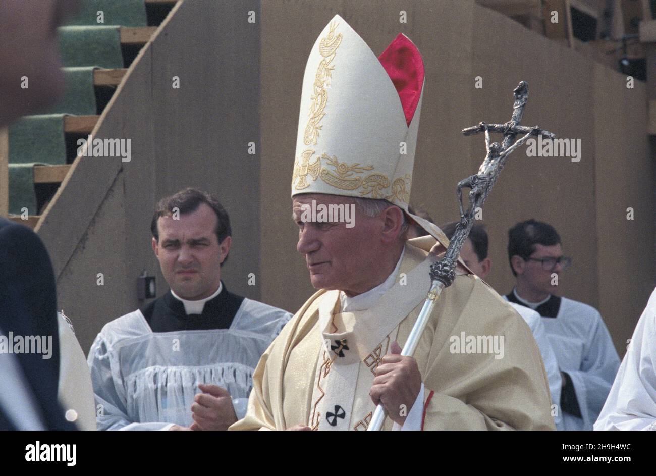 Gdañsk 12.06.1987. III pielgrzymka Papier¿a Jana Paw³a II do Polski. Msza œwiêta odprawiana przez Ojca Œwiêtego (C) dla przedstawicieli œwiata pracy Trójmiasta i ca³ej Polski na placu w dzielnicy Zaspa. uu PAP/Jan Morek Danzig, 12. Juni 1987. Die dritte Pilgerfahrt von Papst Johannes Paul II. Nach Polen. Heilige Messe für die Arbeiter von Tri-City und ganz Polen, die der Heilige Vater (Mitte) auf einem Platz im Bezirk Danzig Zasapa sagte. uu PAP/Jan Morek Stockfoto