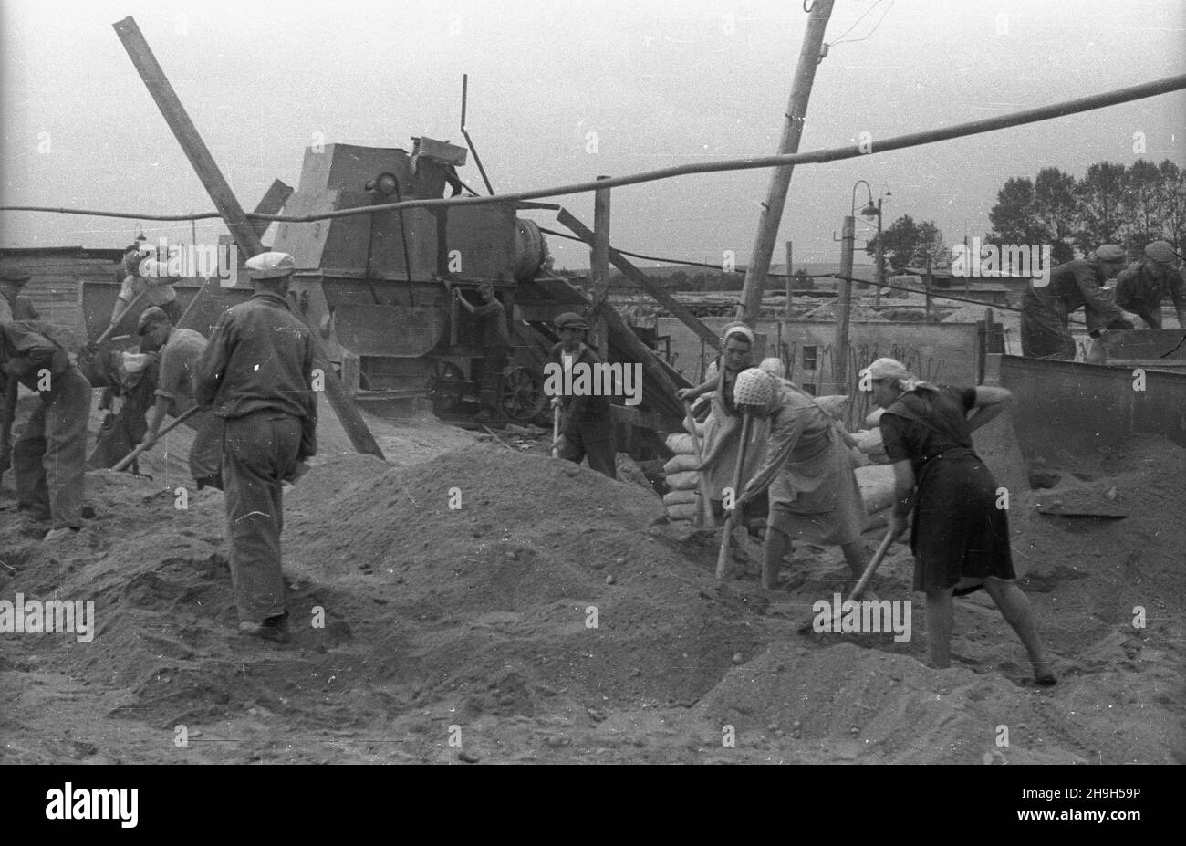 Gawrony, 1948-07. Kana³ Œlesiñski (Kana³ Warta-Gop³o) budowê rozpoczêto w 1938 r. jako drogê wodn¹ o d³ugoœci 32 km (w tym 14 km jezior) ³¹cz¹c¹ rzekê Wartê z Jeziorem Gop³o. W 1948 r. budowano œluzê Gawrony usytuowan¹ na 24 km kana³u. NZ. Przygotowywanie betonu na budowie œluzy. mta PAP Dok³adny dzieñ wydarzenia nieustalony. Gawrony, Juli 1948. Der Slesinski Kanal (Warta-Goplo). Der Bau der 32 Kilometer langen Wasserroute (einschließlich 14 Kilometer Seen) begann im Jahr 1938, um den Fluss Warta mit dem Goplo See zu verbinden. Das Gawrony-Hochwassertor am 42nd Kilometer langen Kanal w Stockfoto